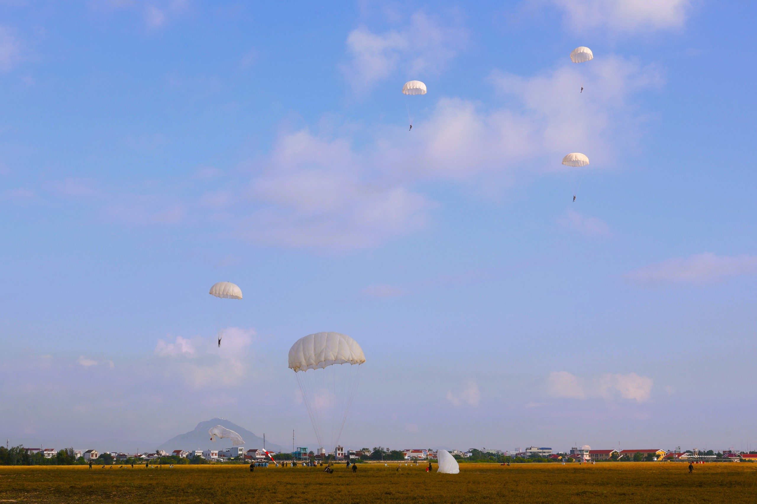 Bộ đội nhảy d&ugrave;  - Ảnh 16.