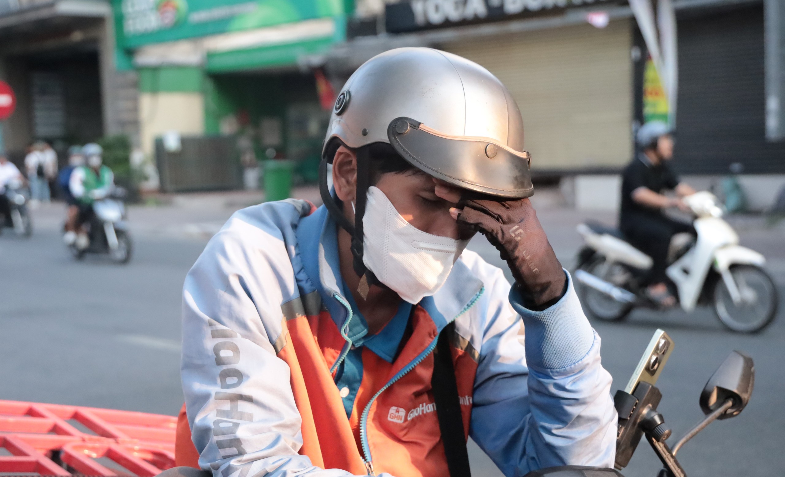 Mưu sinh dưới nắng n&oacute;ngở TP.HCM: Uống nước li&ecirc;n tục vẫn kiệt sức - Ảnh 1.