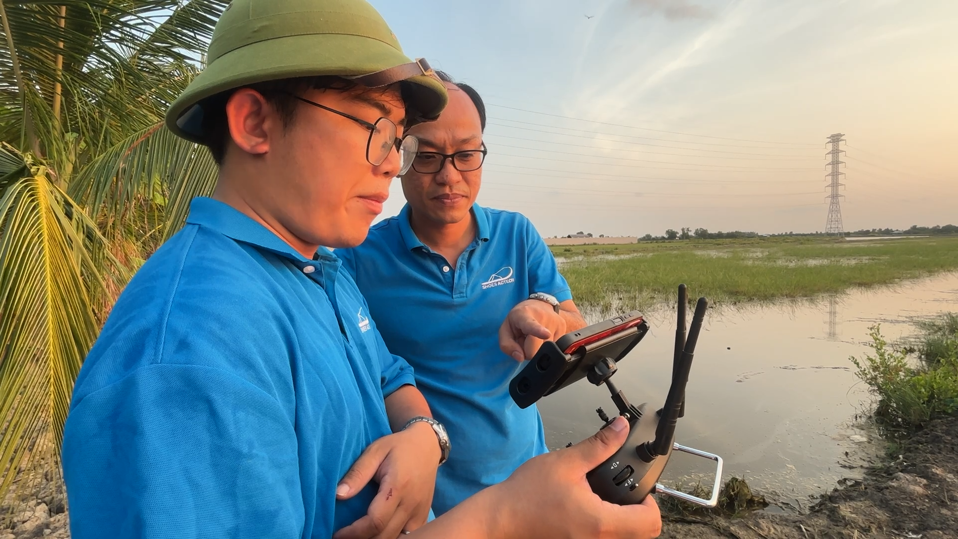 Cùng sống xanh số 142: Khi phó giáo sư kỹ thuật bay chế tạo máy chăm tôm giúp nông dân làm giàu- Ảnh 2. Cùng sống xanh số 142: Khi phó giáo sư kỹ thuật bay chế tạo máy chăm tôm giúp nông dân làm giàu- Ảnh 2.