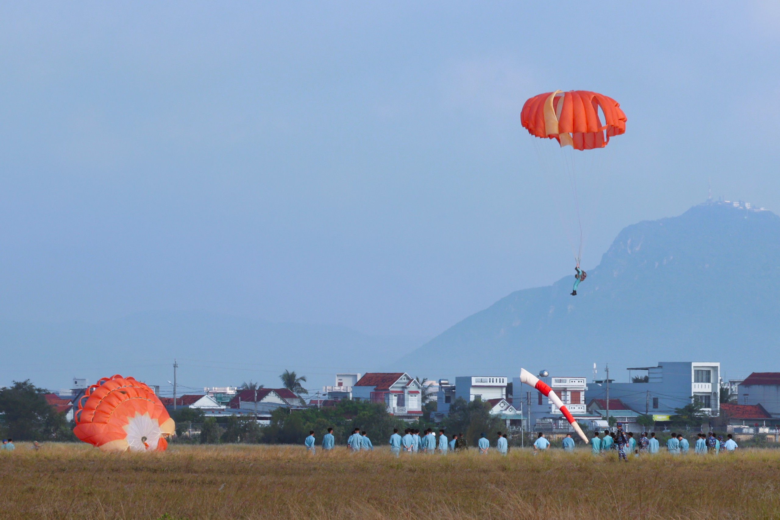 Bộ đội nhảy d&ugrave;  - Ảnh 18.