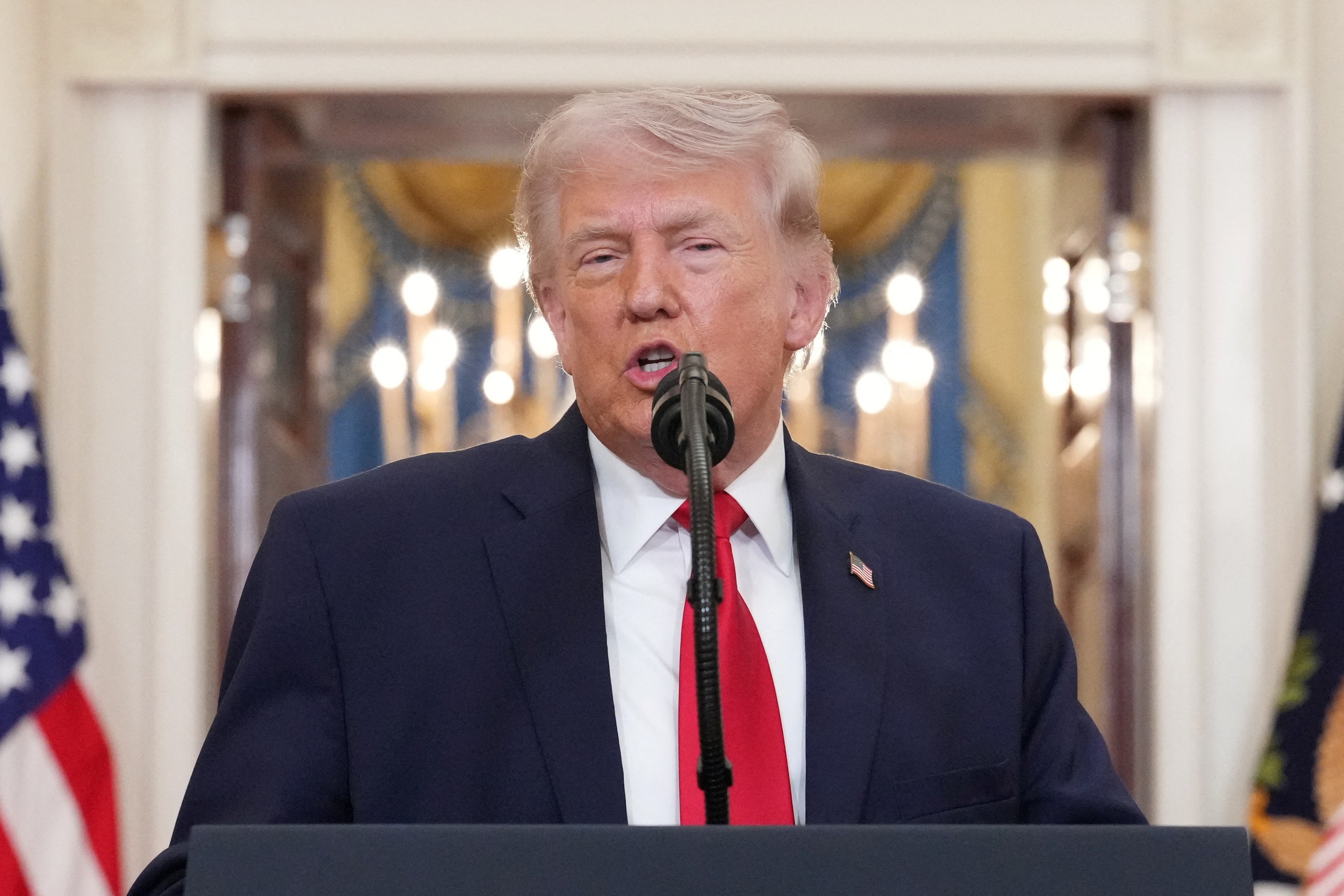 &Ocirc;ng Trump dọa đưa Iran 'về thời kỳ đồ đ&aacute;', gi&aacute; dầu tăng vọt - Ảnh 1.