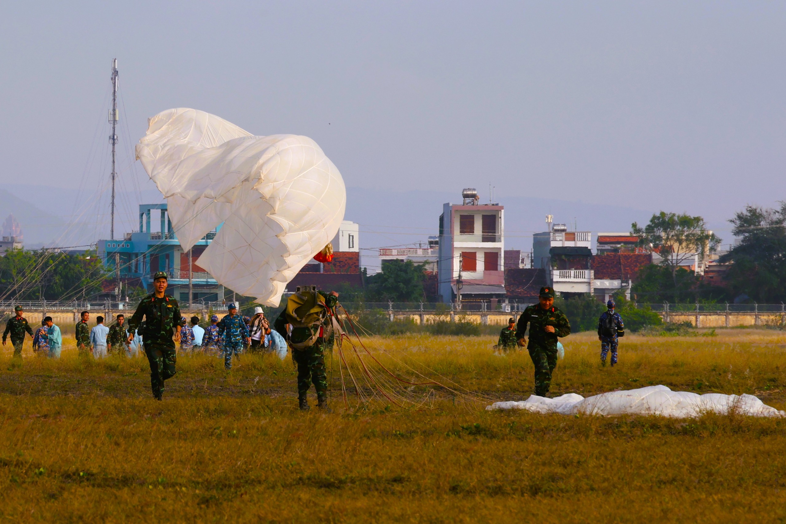 Bộ đội nhảy d&ugrave;  - Ảnh 20.