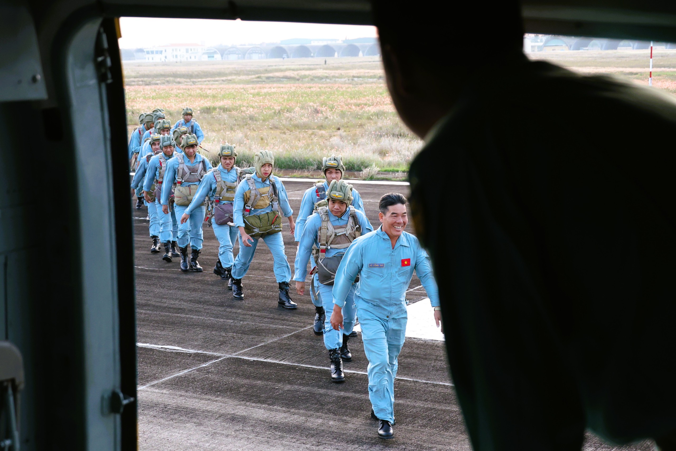 Bộ đội nhảy d&ugrave;  - Ảnh 6.