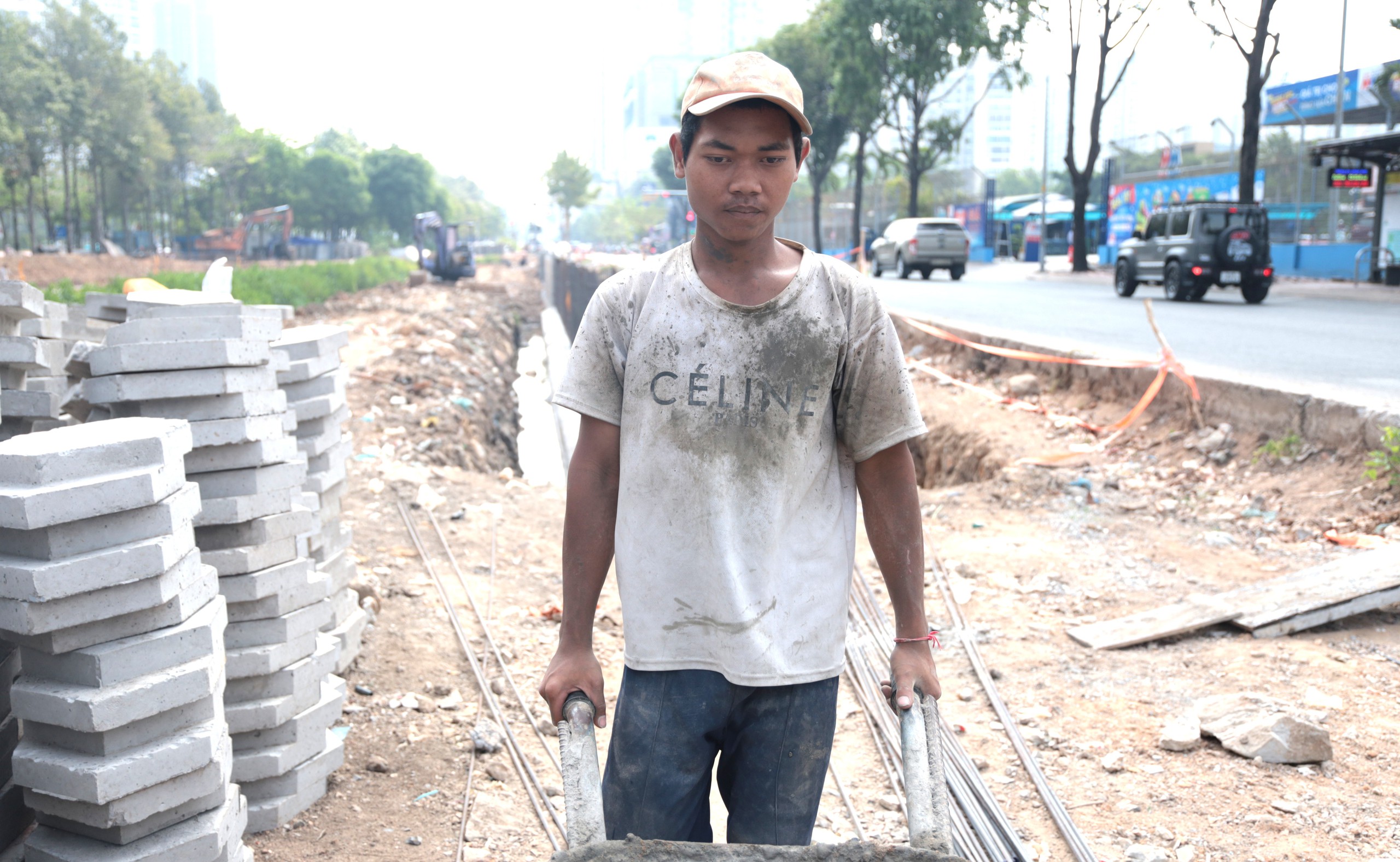 Mưu sinh dưới nắng n&oacute;ngở TP.HCM: Uống nước li&ecirc;n tục vẫn kiệt sức - Ảnh 3.