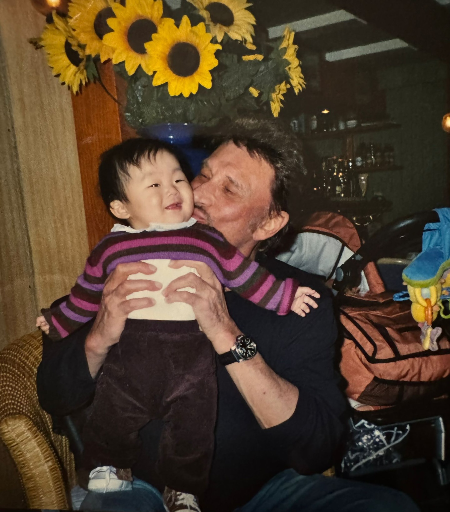 C&ocirc; b&eacute; Việt Nam được danh ca Ph&aacute;p Johnny Hallyday nhận nu&ocirc;i giờ ra sao? - Ảnh 2.