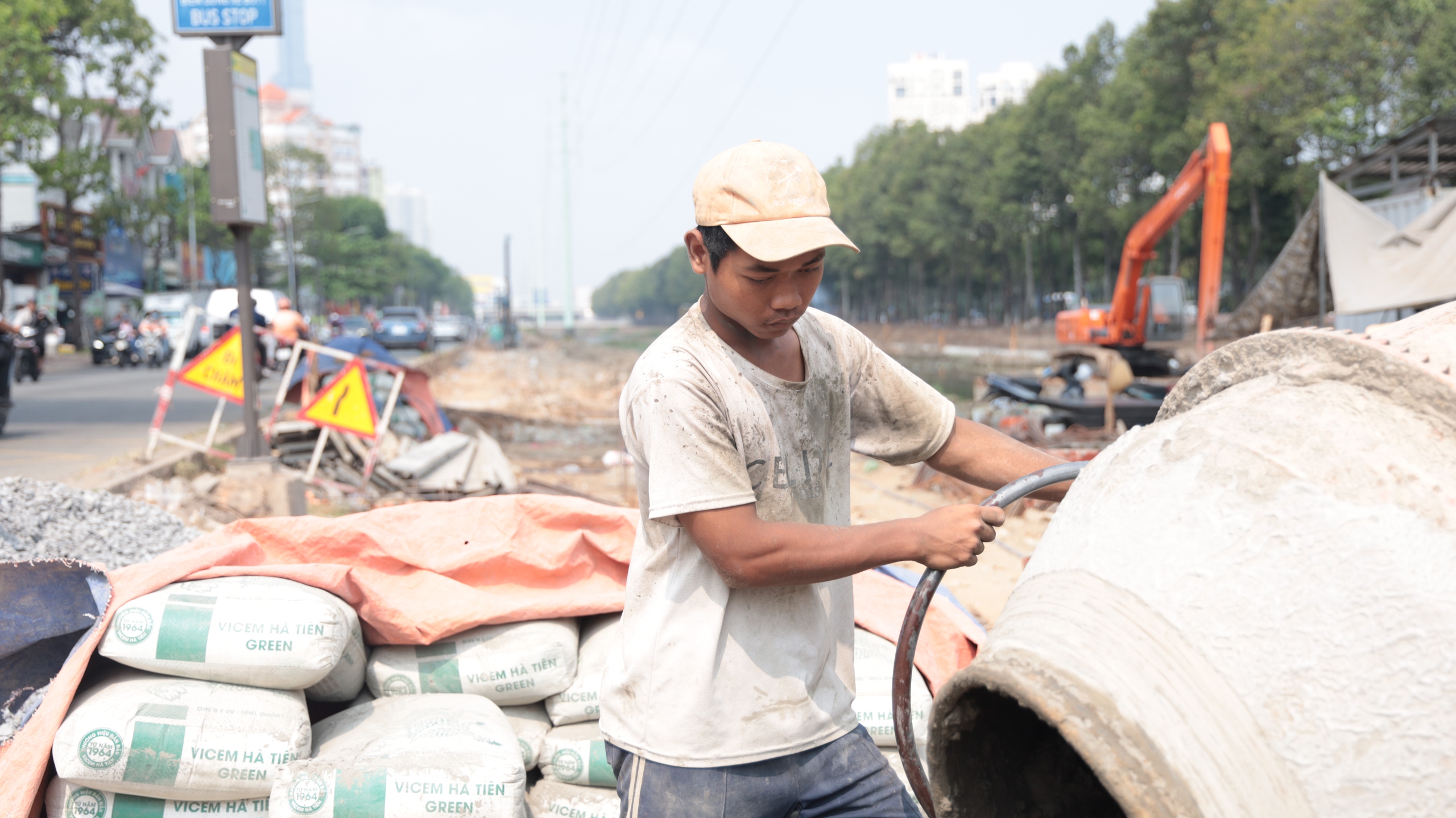 Mưu sinh dưới nắng n&oacute;ngở TP.HCM: Uống nước li&ecirc;n tục vẫn kiệt sức - Ảnh 4.