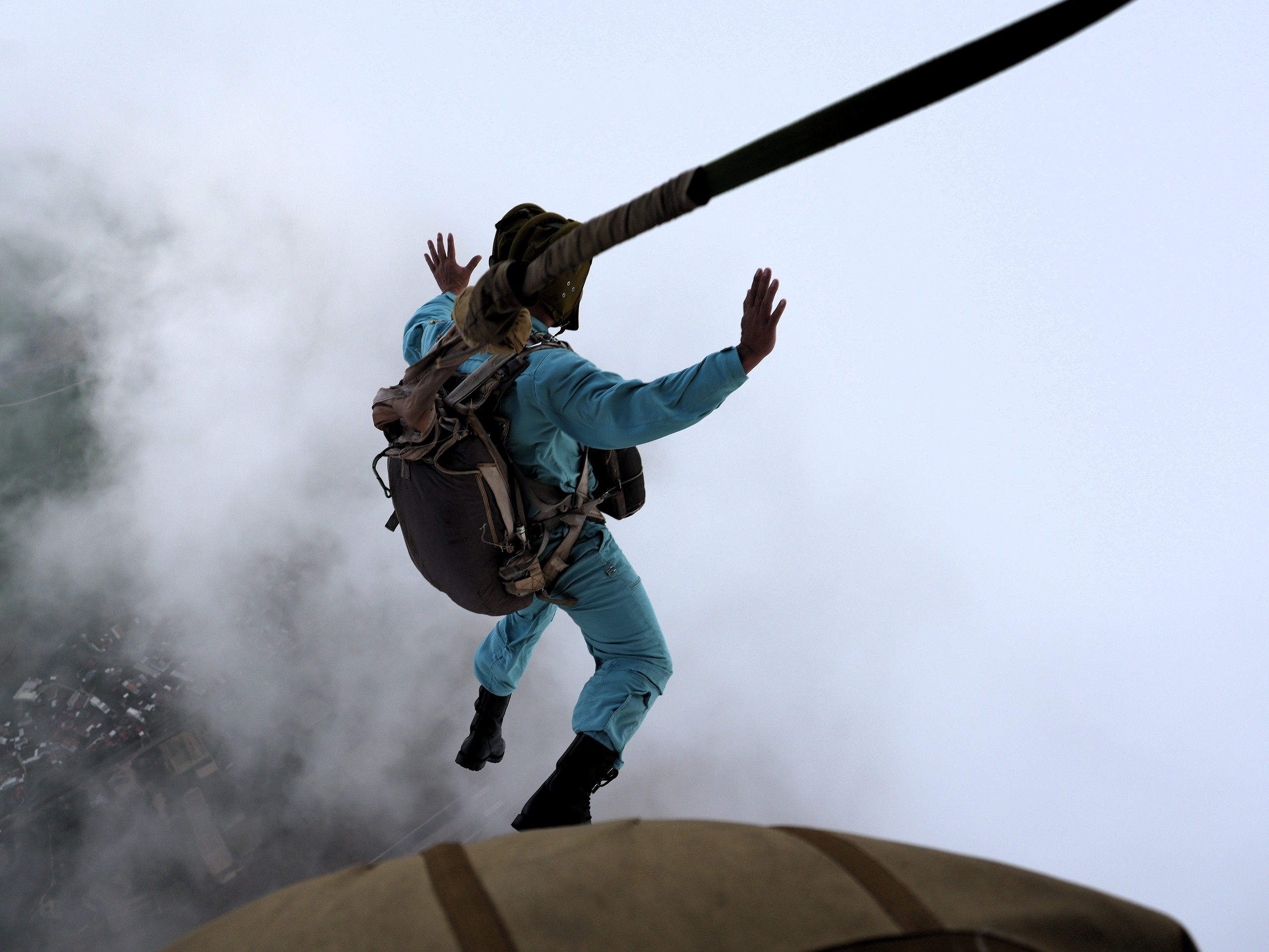 Bộ đội nhảy d&ugrave;  - Ảnh 9.