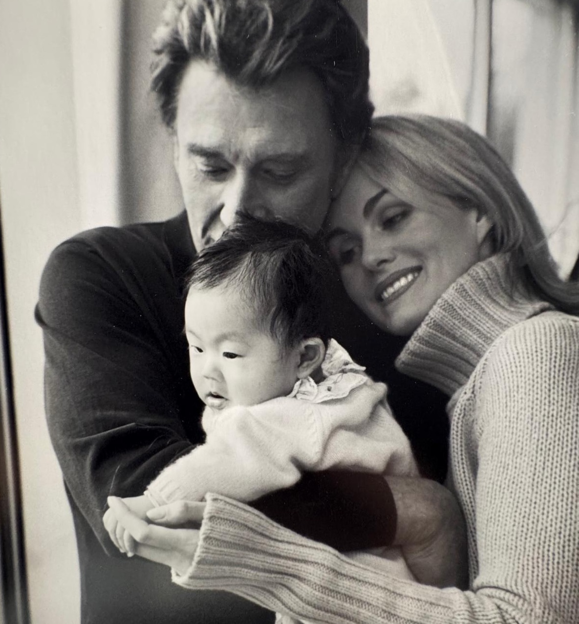 C&ocirc; b&eacute; Việt Nam được danh ca Ph&aacute;p Johnny Hallyday nhận nu&ocirc;i giờ ra sao? - Ảnh 1.