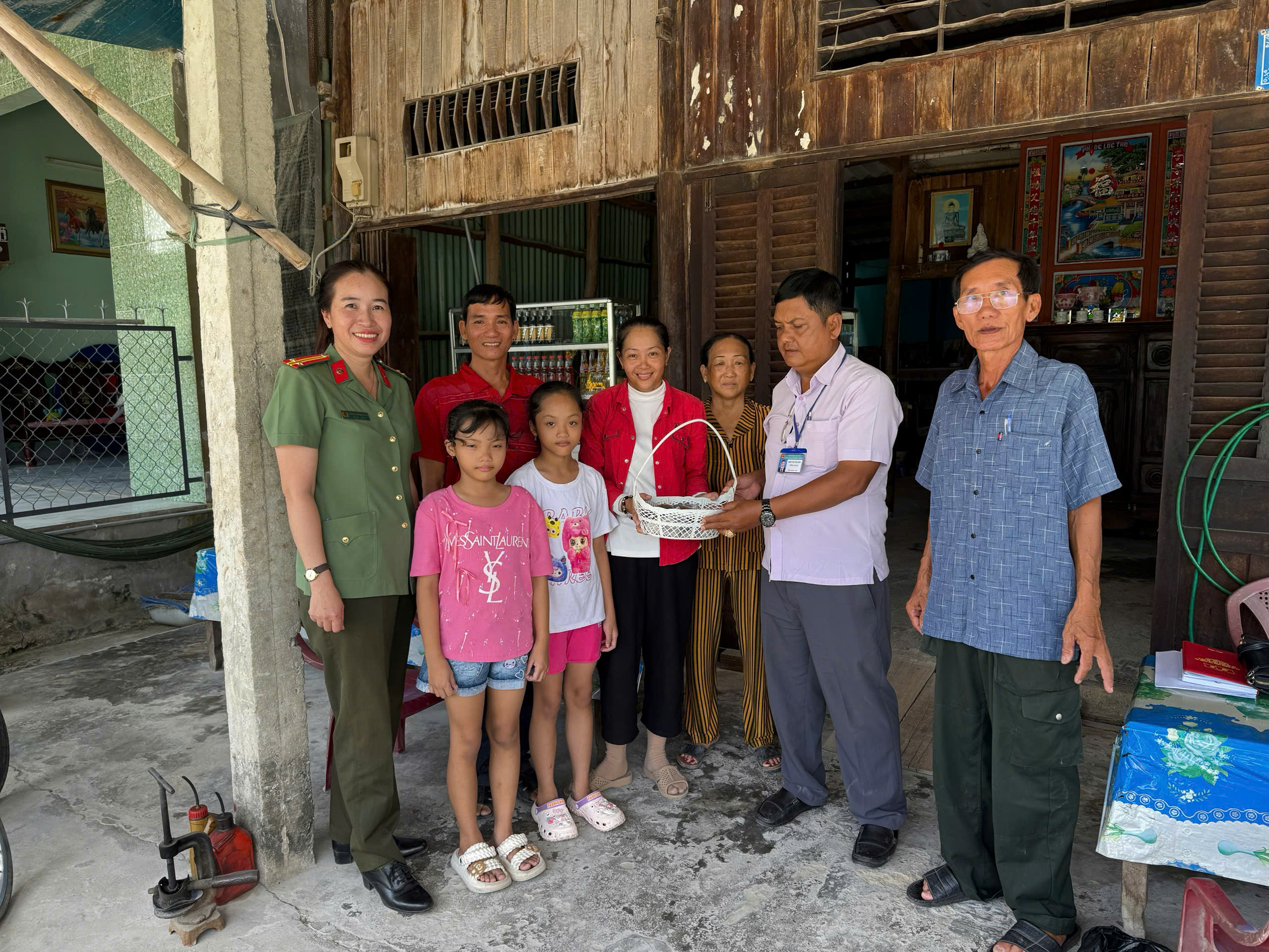 Tông trúng hai mẹ con rái cá, thanh niên Cà Mau giao nộp cơ quan công an - Ảnh 1.