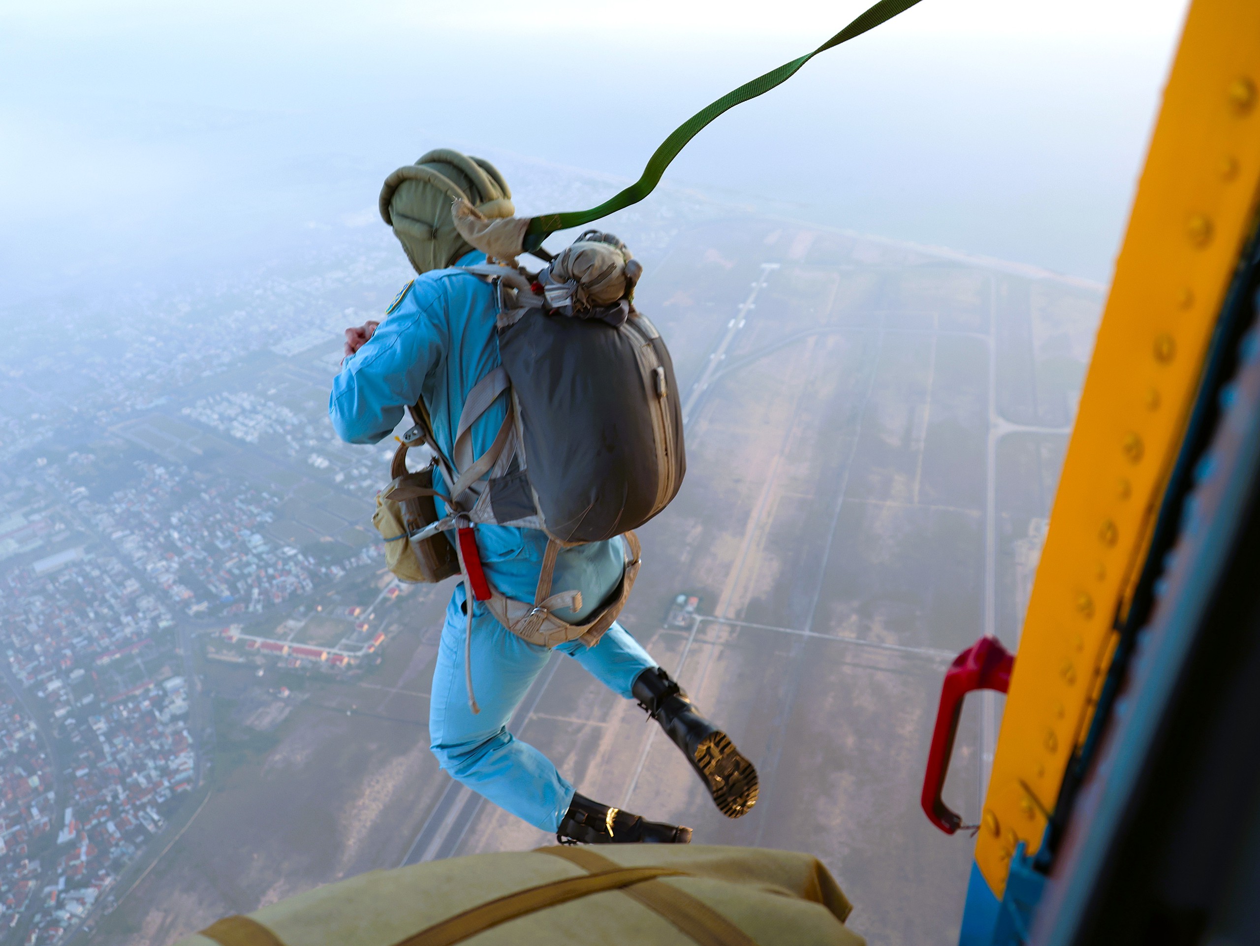 Bộ đội nhảy d&ugrave;  - Ảnh 10.