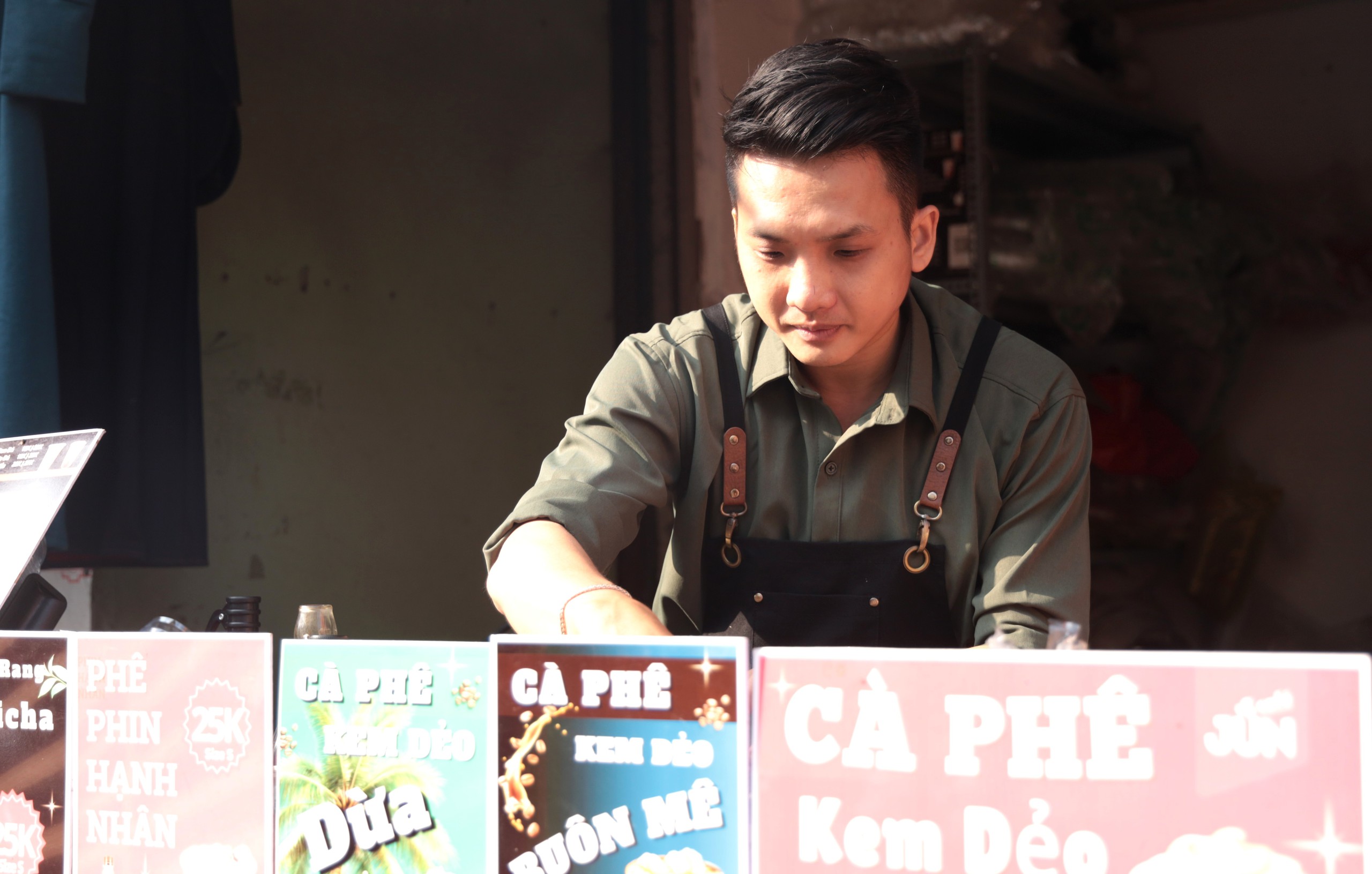 Mưu sinh dưới nắng n&oacute;ngở TP.HCM: Uống nước li&ecirc;n tục vẫn kiệt sức - Ảnh 5.