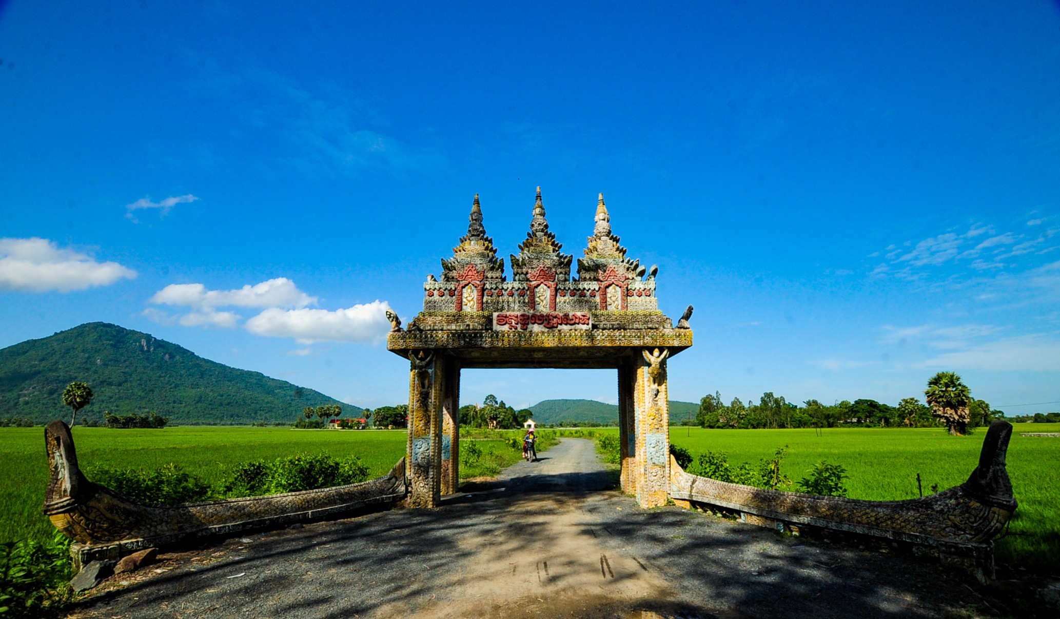 Kh&aacute;m ph&aacute; vẻ đẹp ch&ugrave;a Khmer Bảy N&uacute;i qua cổng trời Koh Kas độc đ&aacute;o - Ảnh 1.
