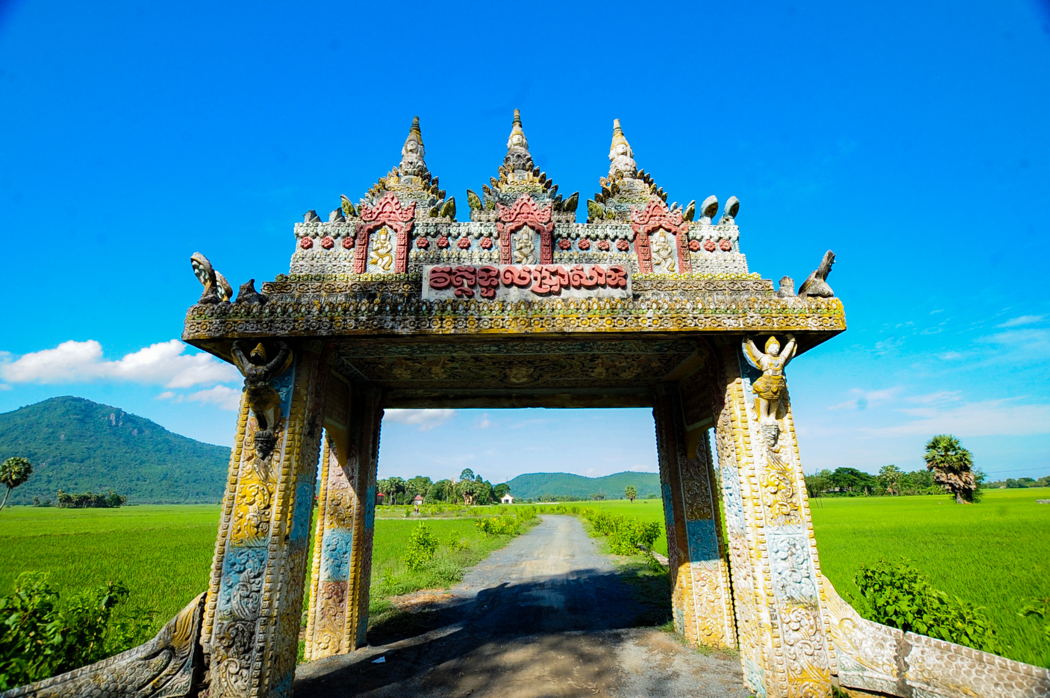 Kh&aacute;m ph&aacute; vẻ đẹp ch&ugrave;a Khmer Bảy N&uacute;i qua cổng trời Koh Kas độc đ&aacute;o - Ảnh 2.