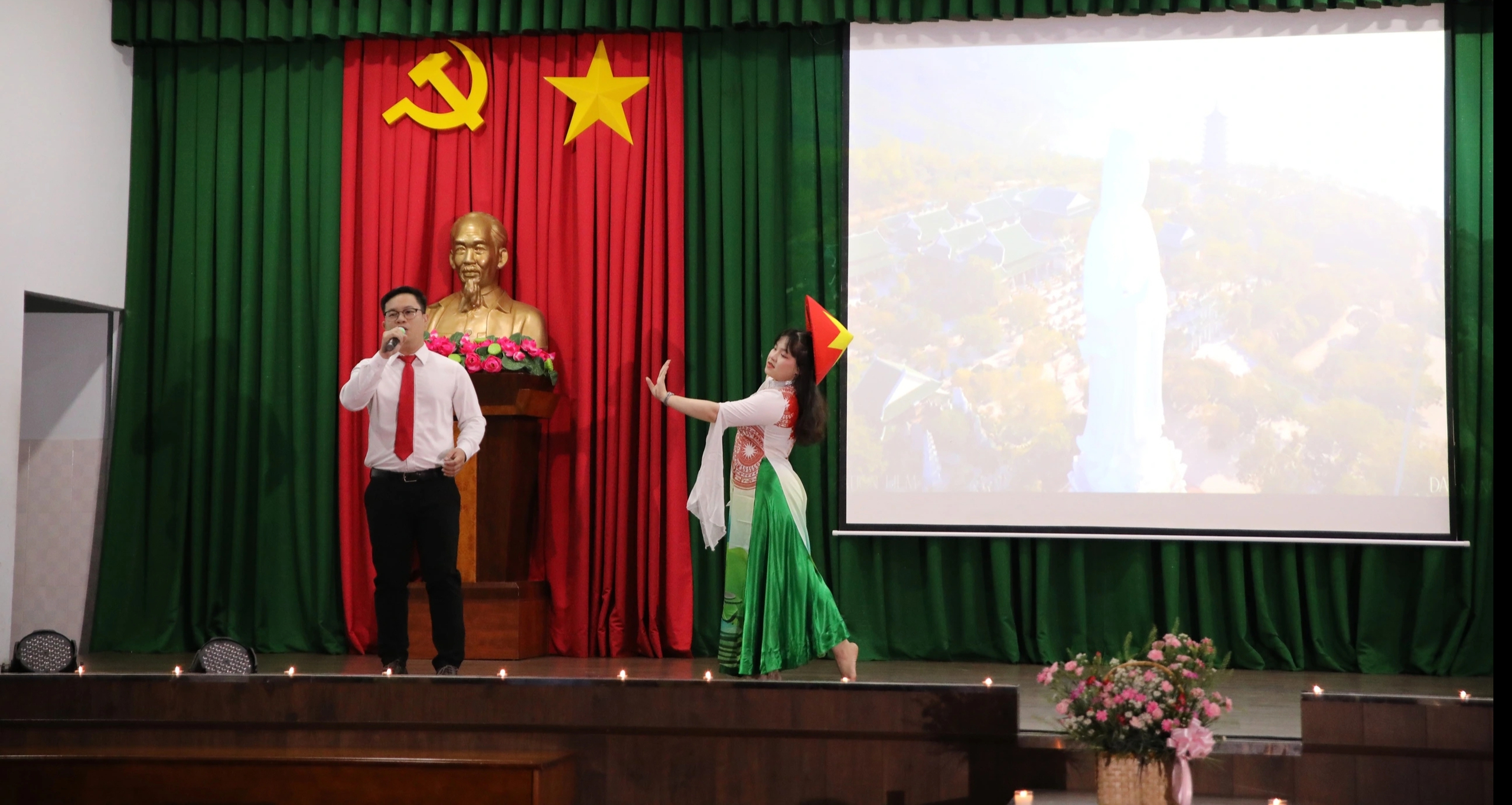 Nghe bác sĩ hát giữa bệnh viện, bệnh nhân tai biến nói: 'Tôi thấy ấm lòng quá' - Ảnh 6.