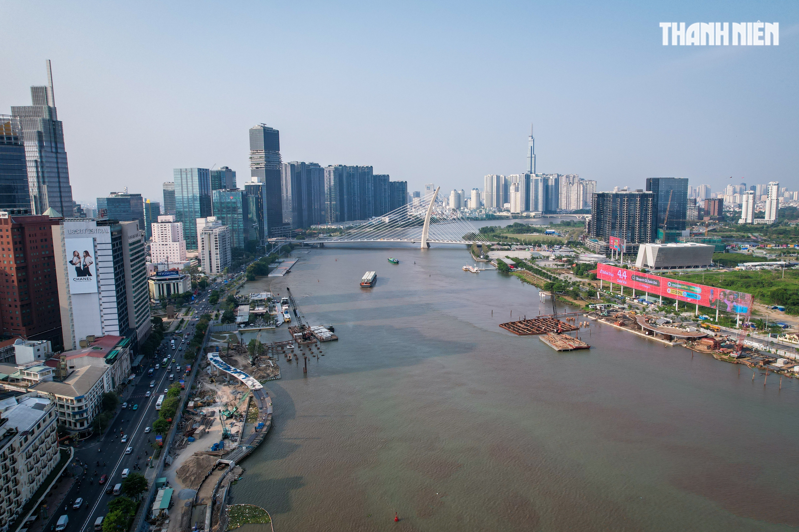 Cầu đi bộ ngh&igrave;n tỉ qua s&ocirc;ng S&agrave;i G&ograve;n dần th&agrave;nh h&igrave;nh sau một năm thi c&ocirc;ng - Ảnh 1.