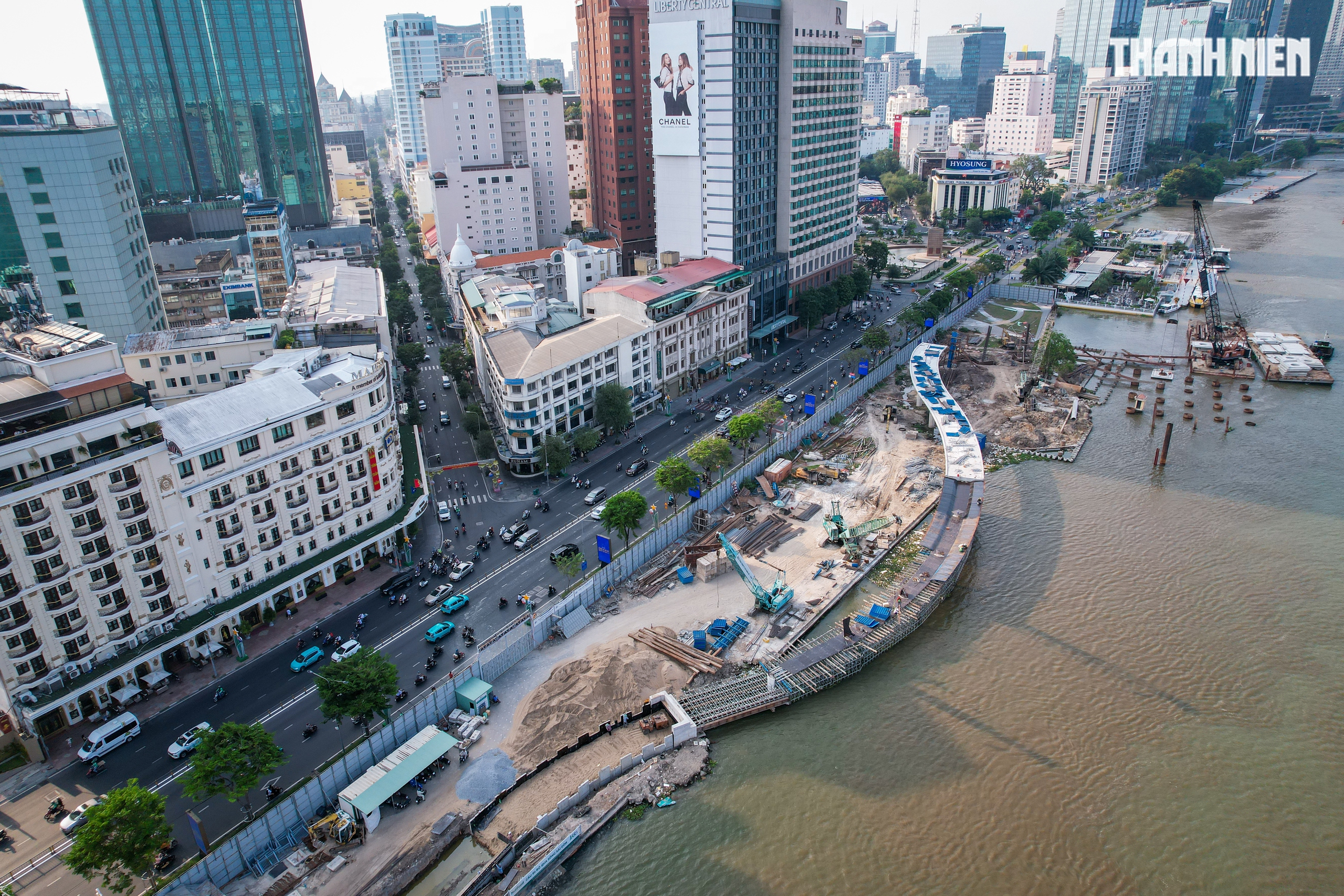 Cầu đi bộ ngh&igrave;n tỉ qua s&ocirc;ng S&agrave;i G&ograve;n dần th&agrave;nh h&igrave;nh sau một năm thi c&ocirc;ng - Ảnh 2.