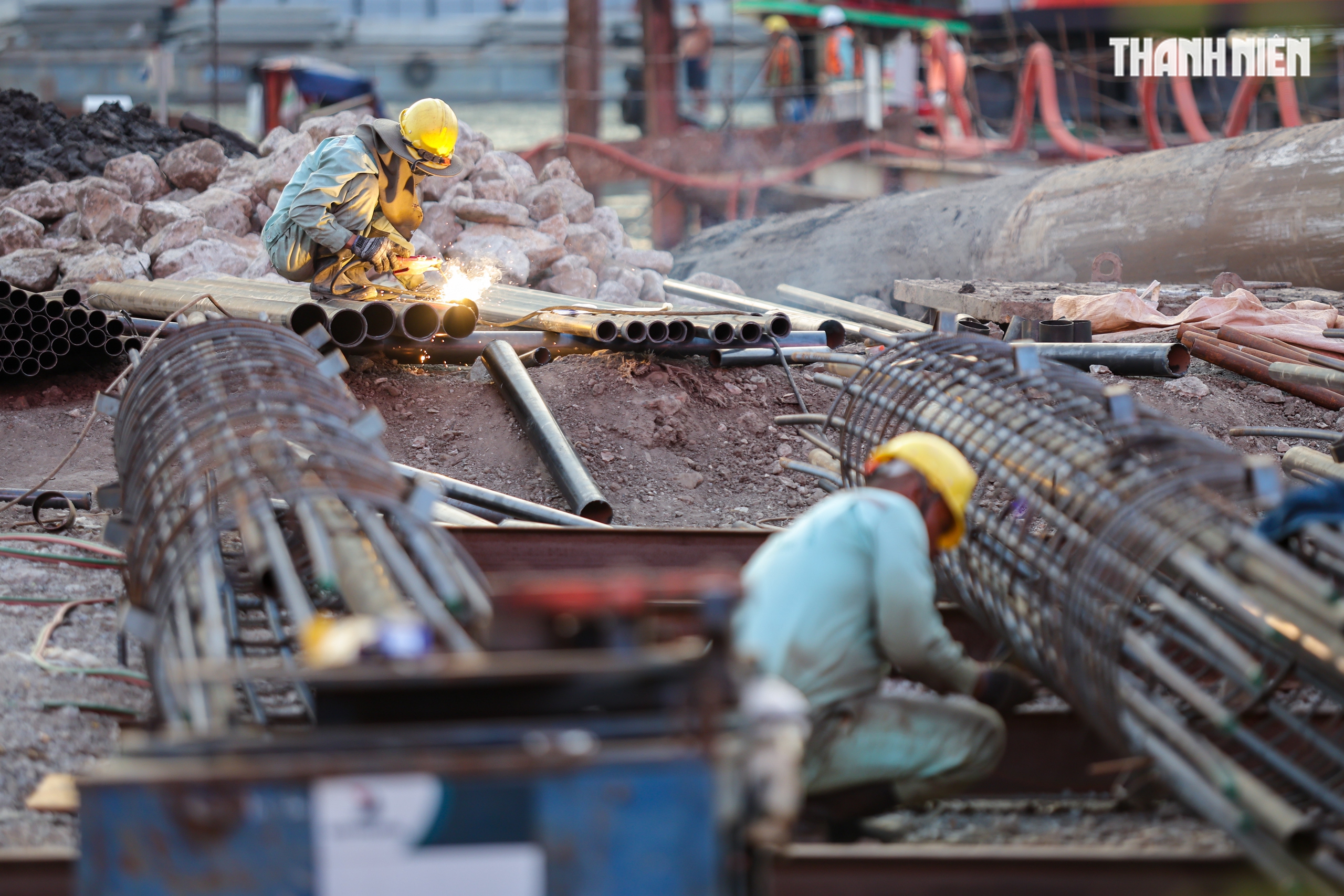 Cầu đi bộ ngh&igrave;n tỉ qua s&ocirc;ng S&agrave;i G&ograve;n dần th&agrave;nh h&igrave;nh sau một năm thi c&ocirc;ng - Ảnh 4.