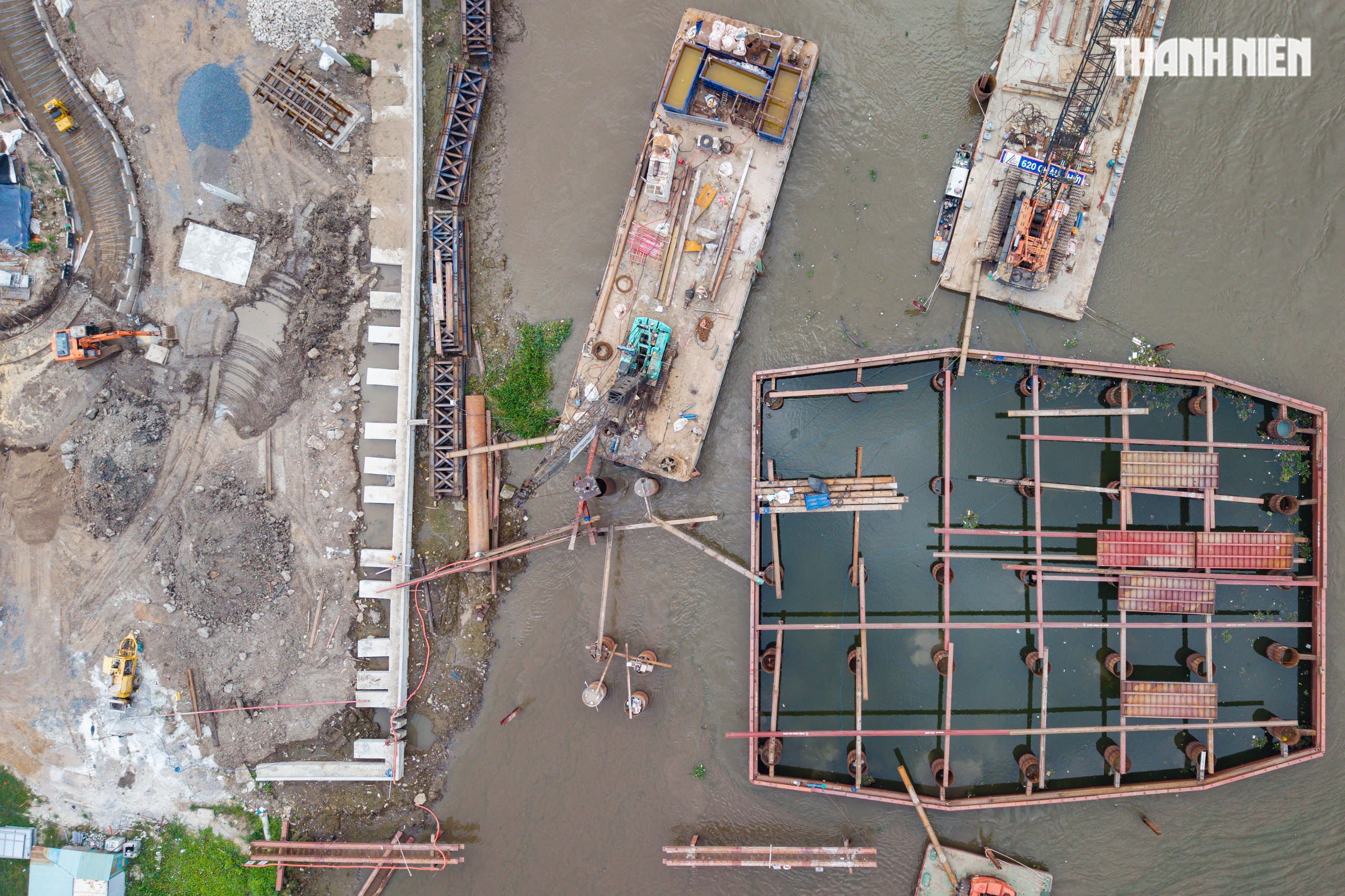 Cầu đi bộ ngh&igrave;n tỉ qua s&ocirc;ng S&agrave;i G&ograve;n dần th&agrave;nh h&igrave;nh sau một năm thi c&ocirc;ng - Ảnh 14.