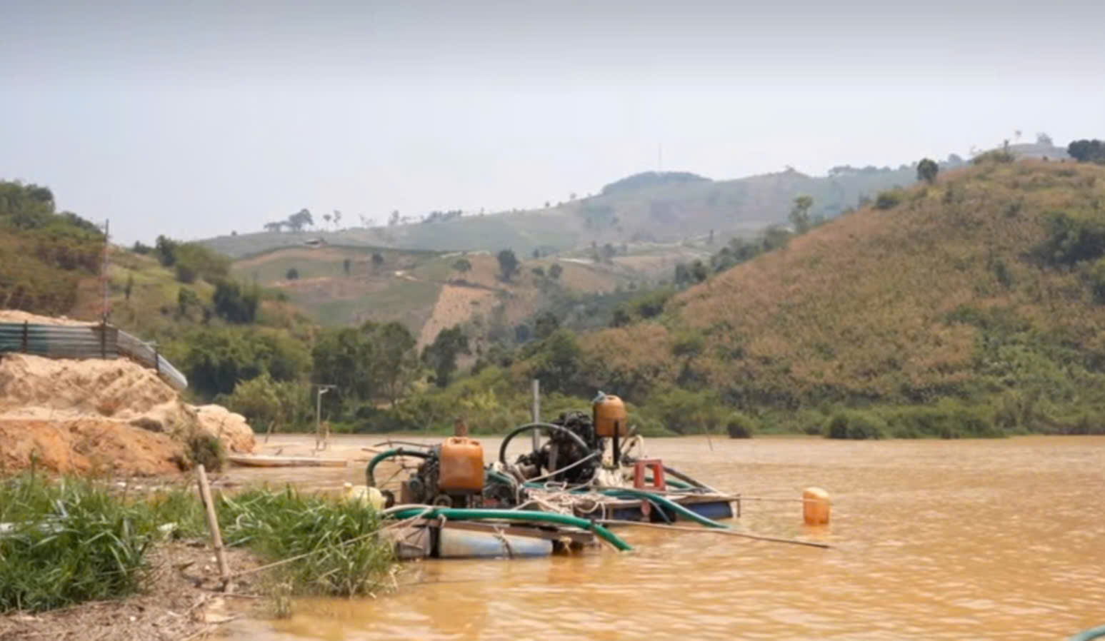 Triệt phá ổ khai thác cát lậu tại lòng hồ thủy điện Đạ Chomo 2 năm 2026 - Ảnh 1. Triệt phá ổ khai thác cát lậu tại lòng hồ thủy điện Đạ Chomo 2 năm 2026 - Ảnh 1.