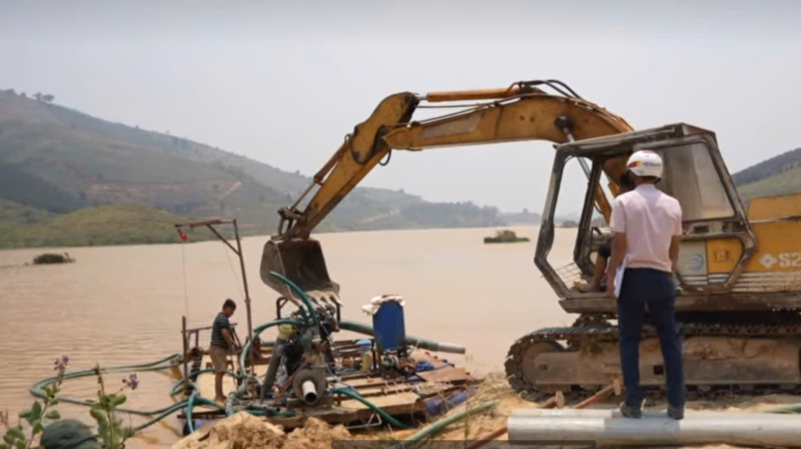 Triệt phá ổ khai thác cát lậu tại lòng hồ thủy điện Đạ Chomo 2 năm 2026 - Ảnh 4. Triệt phá ổ khai thác cát lậu tại lòng hồ thủy điện Đạ Chomo 2 năm 2026 - Ảnh 4.