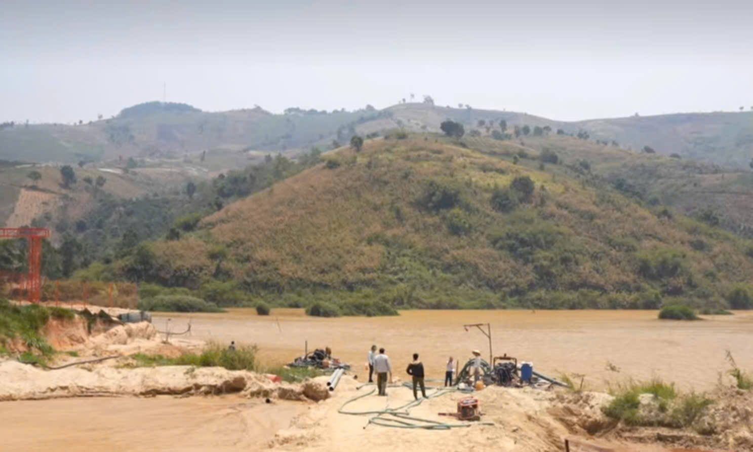 Triệt phá ổ khai thác cát lậu tại lòng hồ thủy điện Đạ Chomo 2 năm 2026 - Ảnh 2. Triệt phá ổ khai thác cát lậu tại lòng hồ thủy điện Đạ Chomo 2 năm 2026 - Ảnh 2.