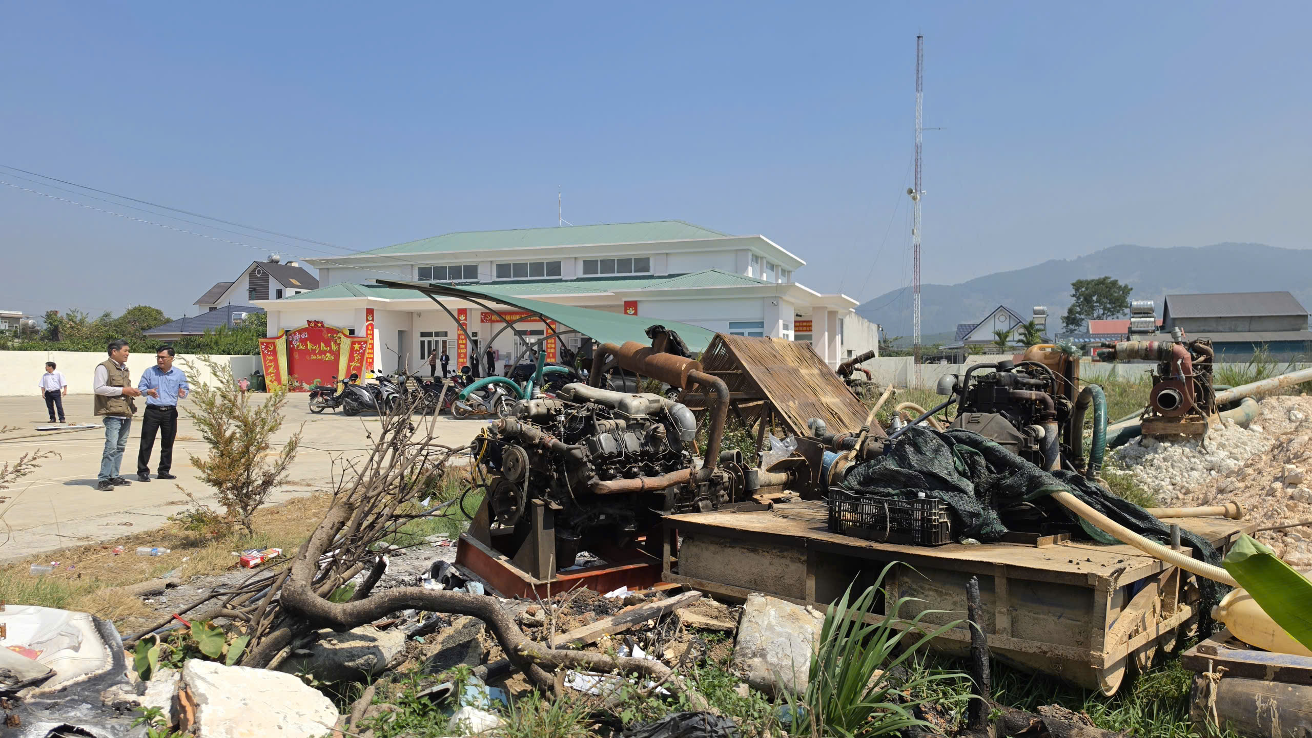 Triệt phá ổ khai thác cát trái phép ở lòng hồ thủy điện Đạ Chomo 2 - Ảnh 1.