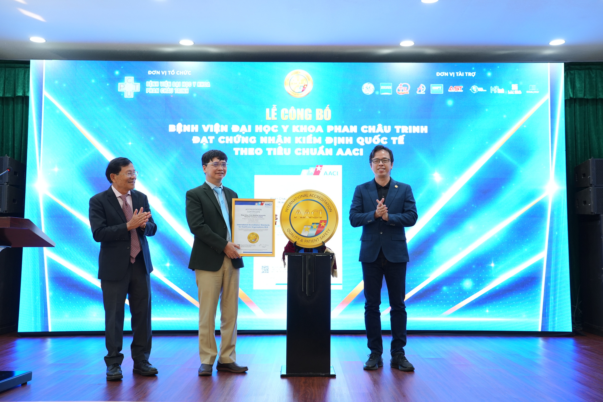 Bệnh viện Đại học Y khoa Phan Châu Trinh đạt chứng nhận chất lượng quốc tế AACI - Ảnh 1.