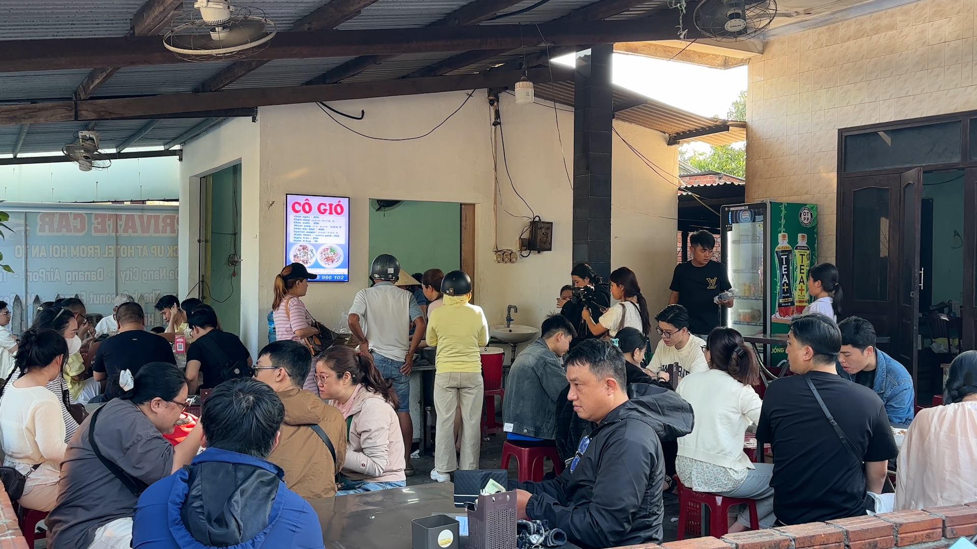 Từ g&aacute;nh rong đến qu&aacute;n nhỏ &lsquo;g&acirc;y thương nhớ&rsquo;: Ch&aacute;o ngh&ecirc;u Hội An giữ ch&acirc;n du kh&aacute;ch - Ảnh 1.