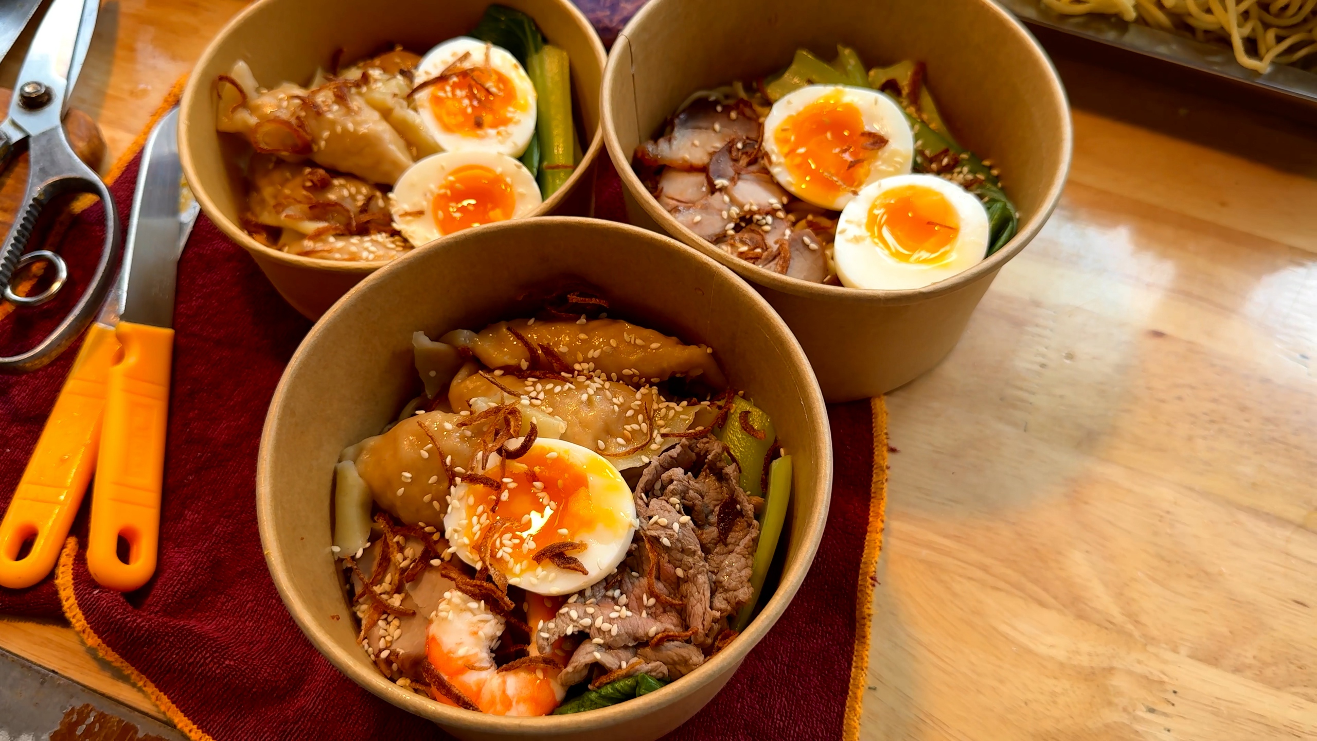 M&igrave; trộn vỉa h&egrave;: Điểm hẹn quen thuộc của học sinh, sinh vi&ecirc;n - Ảnh 1.