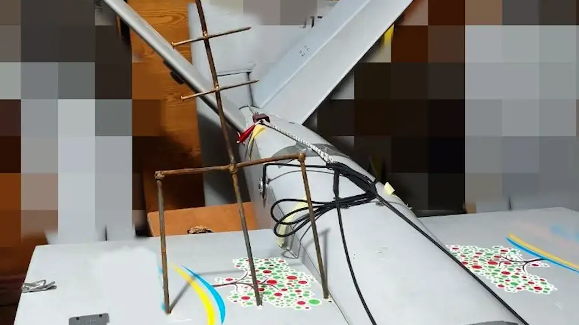 M&aacute;y bay kh&ocirc;ng người l&aacute;i Nga đ&acirc;m xuy&ecirc;n m&aacute;y bay Ukraine giữa kh&ocirc;ng trung - Ảnh 1.