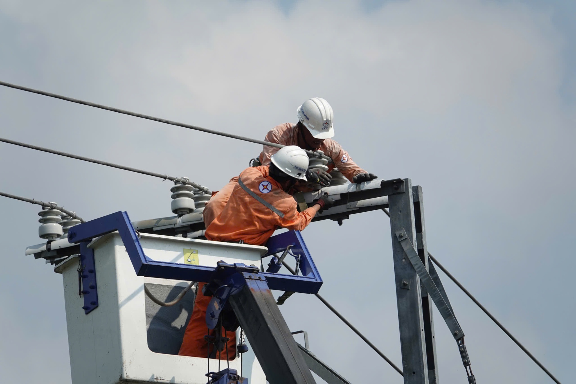 Nắng n&oacute;ng đến sớm, lại lo thiếu điện- Ảnh 1.