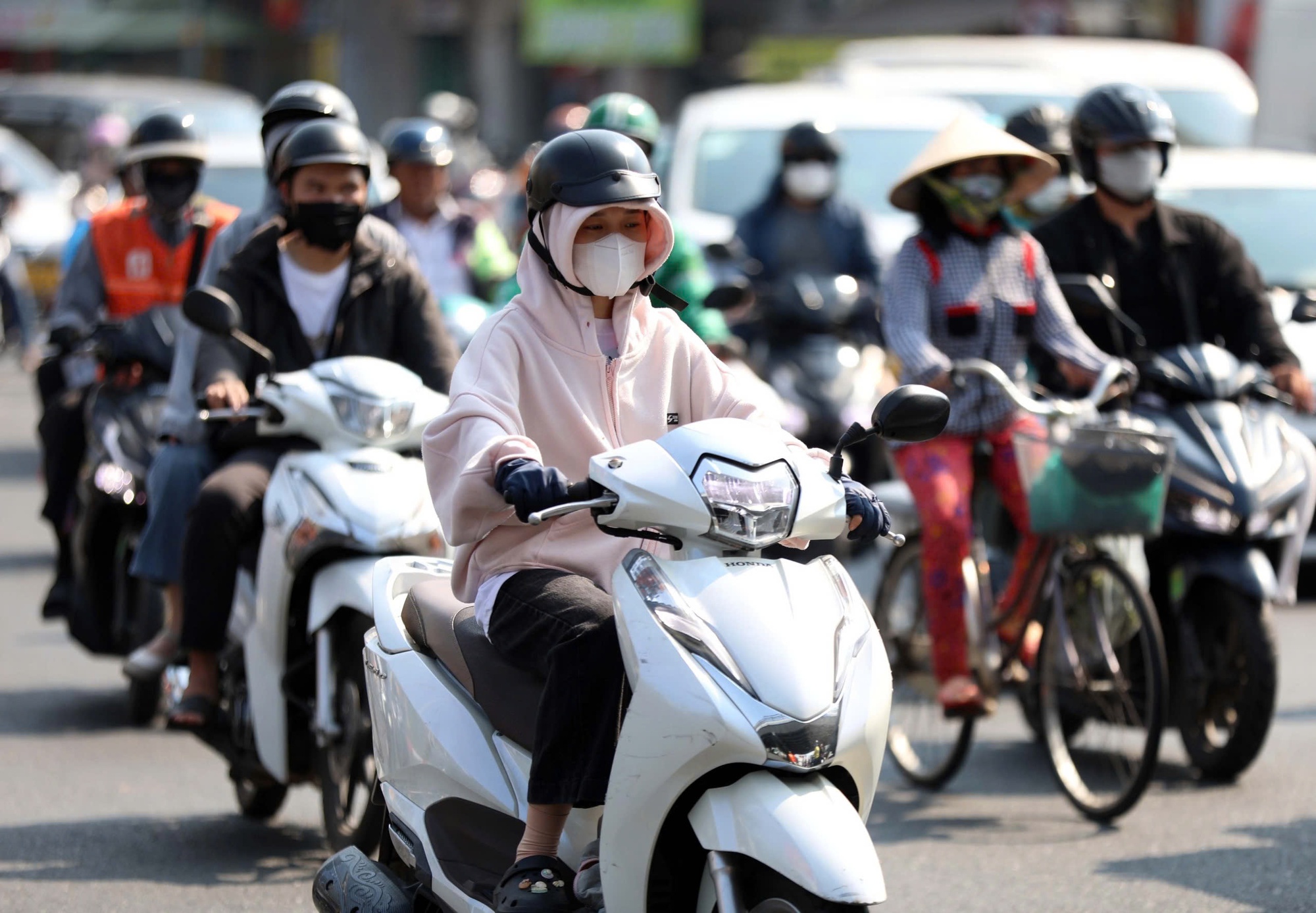 Nắng n&oacute;ng đến sớm, lại lo thiếu điện- Ảnh 2.