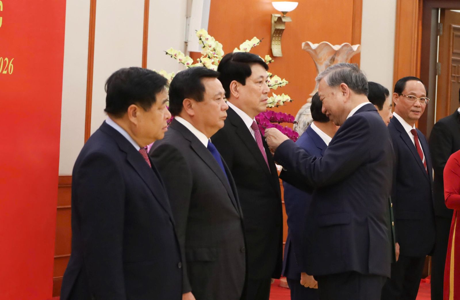 Trao hu&acirc;n chương tặng l&atilde;nh đạo Đảng, Nh&agrave; nước v&agrave; c&aacute;n bộ cấp cao- Ảnh 1.