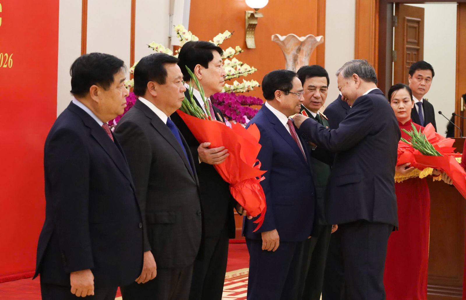 Trao hu&acirc;n chương tặng l&atilde;nh đạo Đảng, Nh&agrave; nước v&agrave; c&aacute;n bộ cấp cao- Ảnh 2.