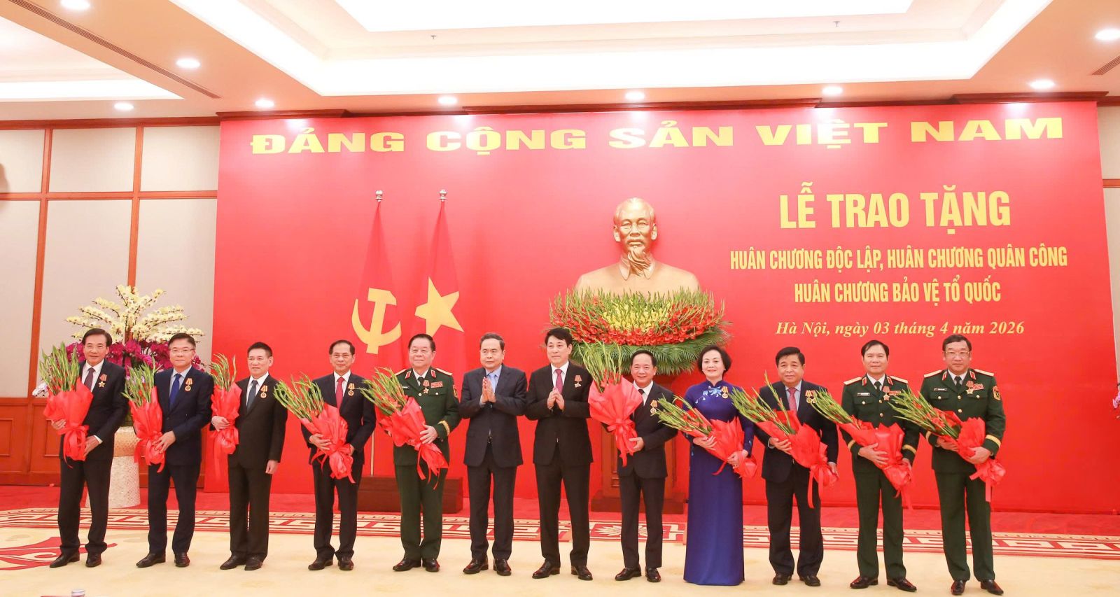 Trao hu&acirc;n chương tặng l&atilde;nh đạo Đảng, Nh&agrave; nước v&agrave; c&aacute;n bộ cấp cao- Ảnh 4.