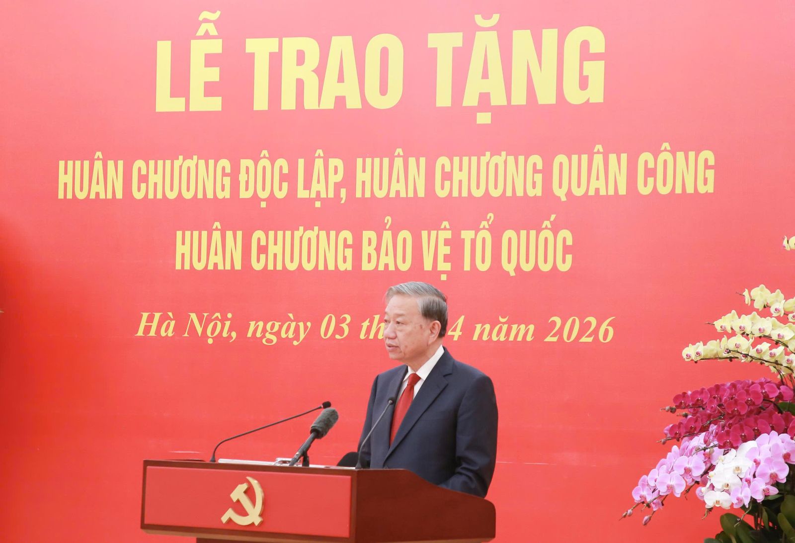 Trao hu&acirc;n chương tặng l&atilde;nh đạo Đảng, Nh&agrave; nước v&agrave; c&aacute;n bộ cấp cao- Ảnh 6.