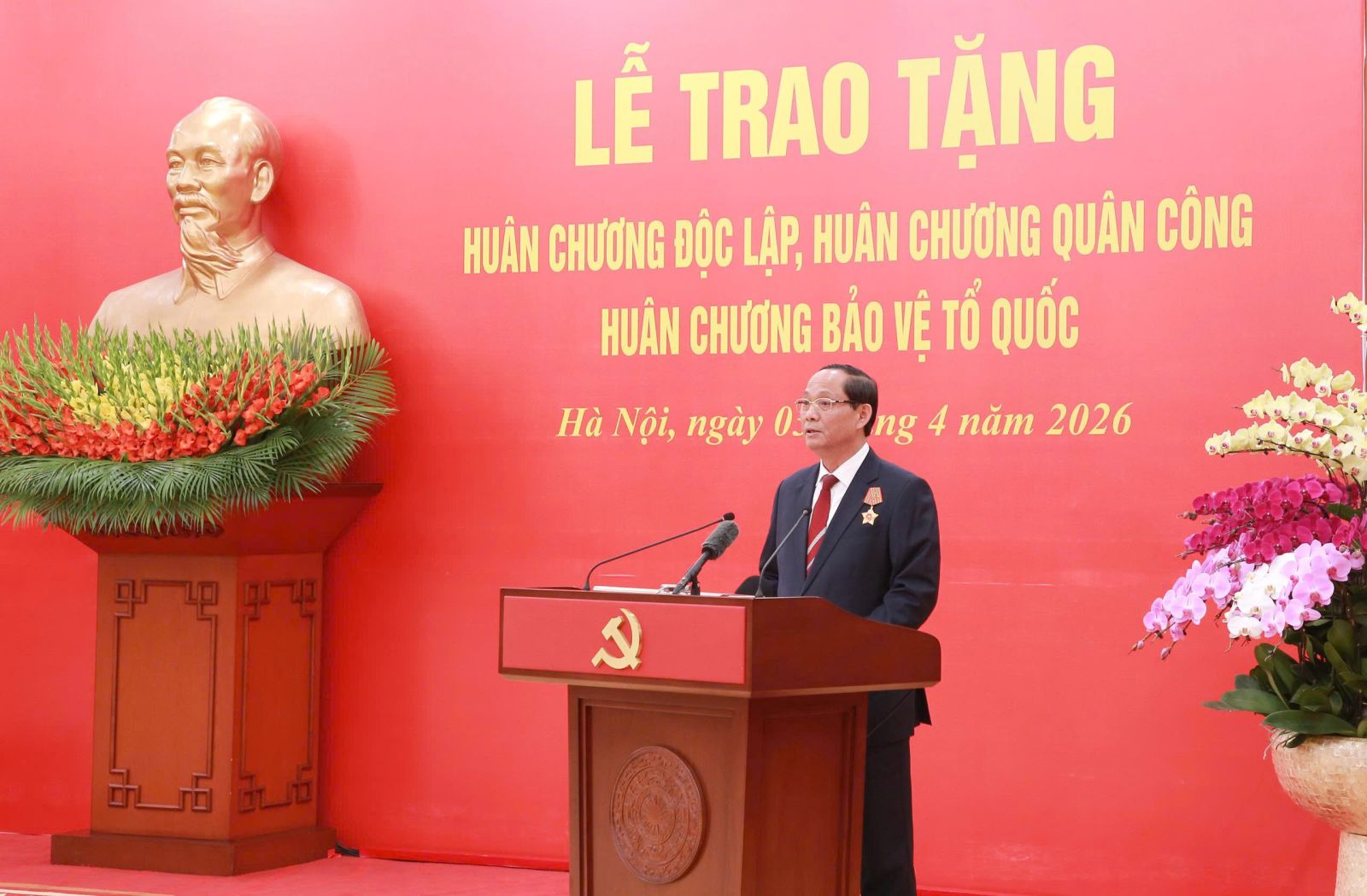 Trao hu&acirc;n chương tặng l&atilde;nh đạo Đảng, Nh&agrave; nước v&agrave; c&aacute;n bộ cấp cao- Ảnh 7.