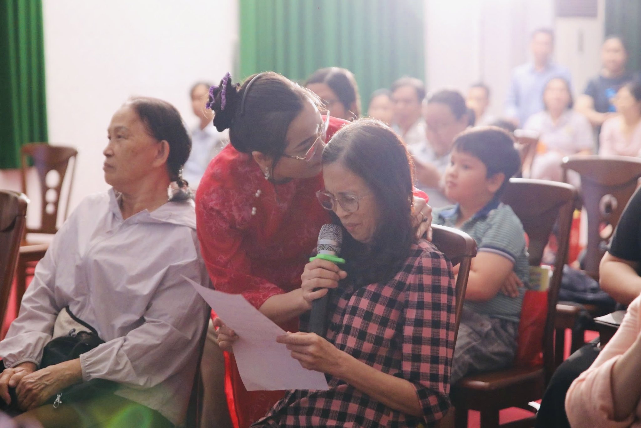 Nghe bác sĩ hát giữa bệnh viện, bệnh nhân tai biến nói: 'Tôi thấy ấm lòng quá' - Ảnh 4.