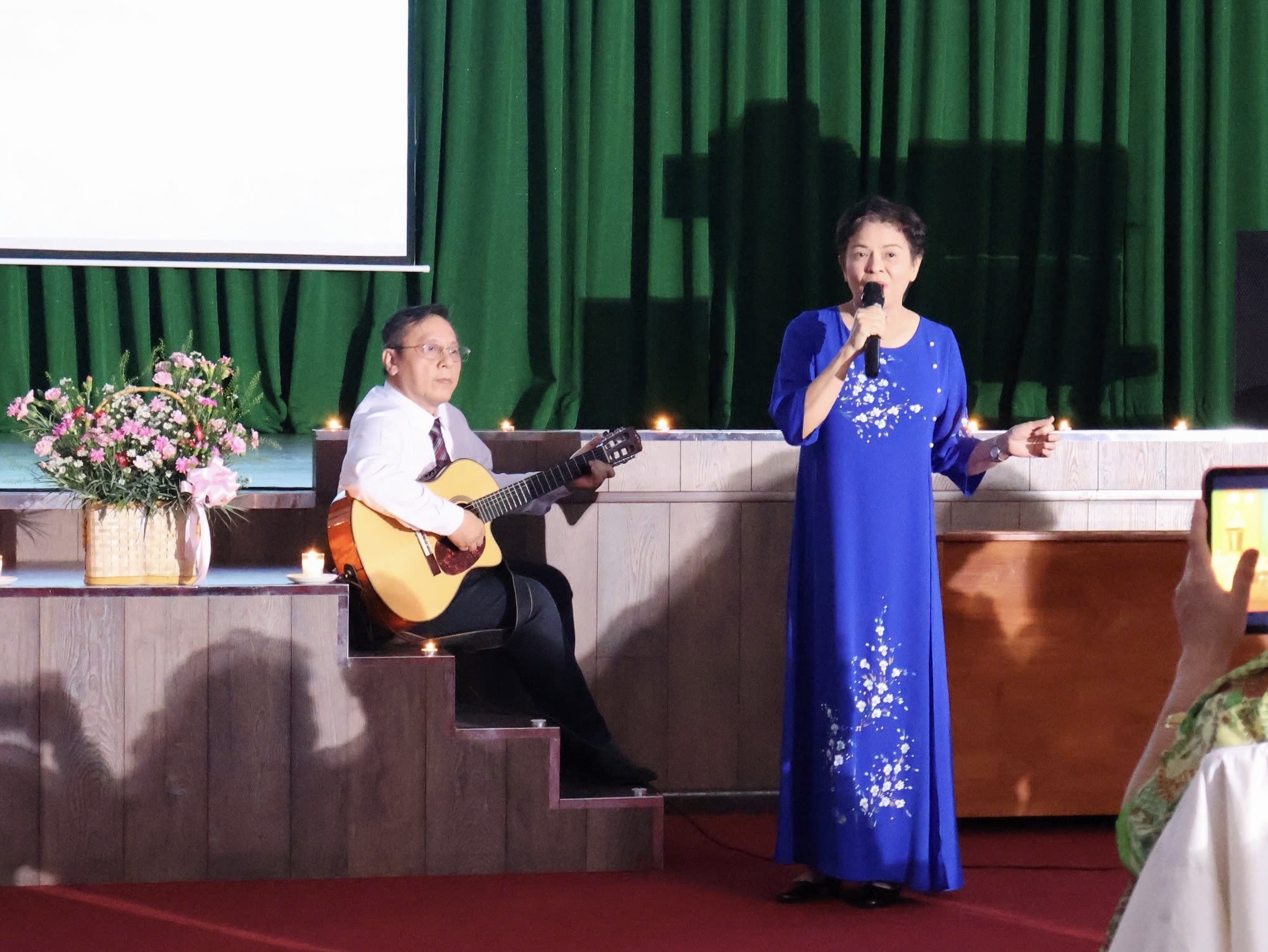 Nghe bác sĩ hát giữa bệnh viện, bệnh nhân tai biến nói: 'Tôi thấy ấm lòng quá' - Ảnh 2.