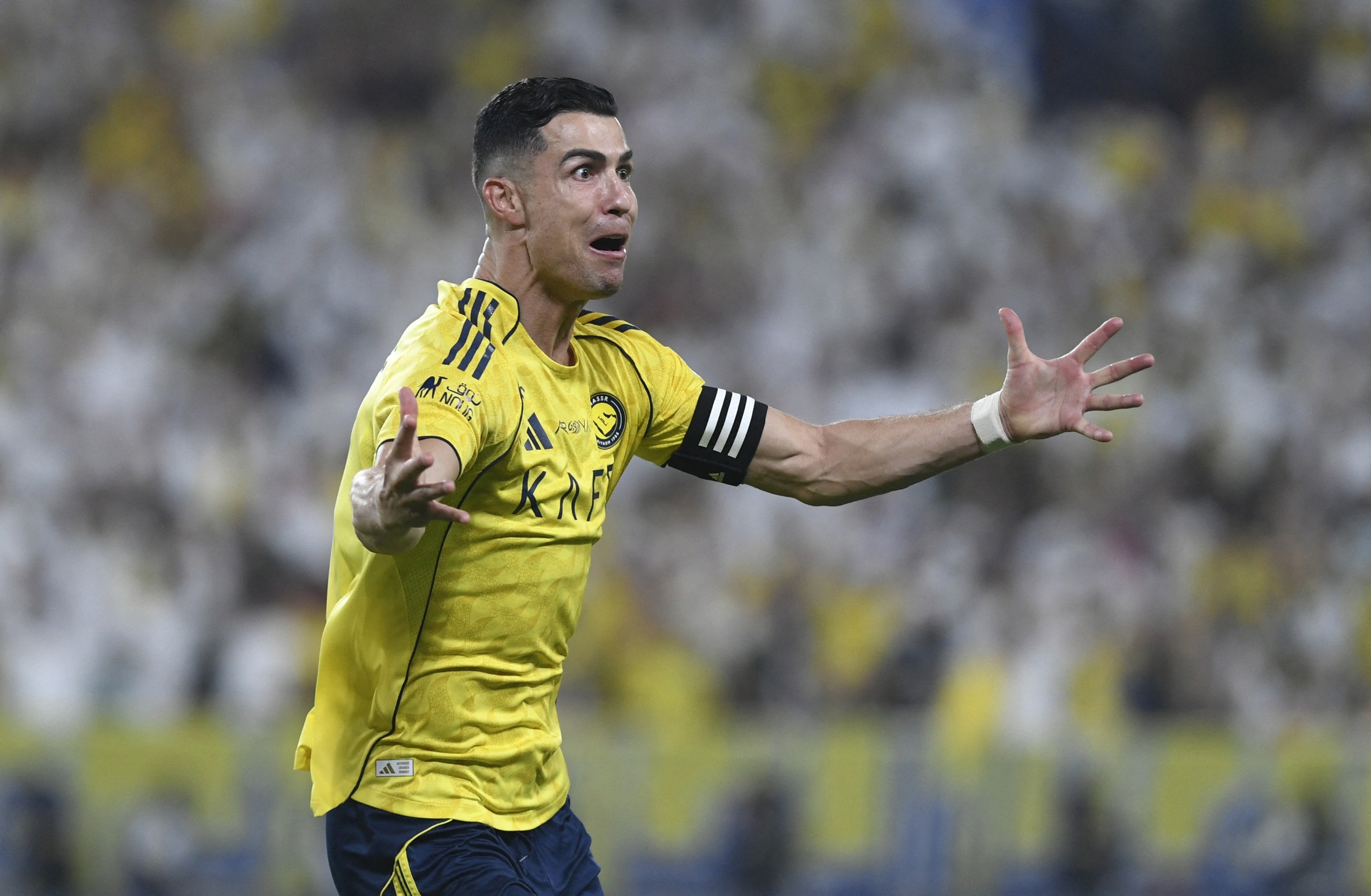 Ronaldo ghi b&agrave;n gi&uacute;p Al Nassr đ&aacute;nh bại Al Ahli, đ&aacute;p trả CĐV chế nhạo cực h&agrave;i hước - Ảnh 1.