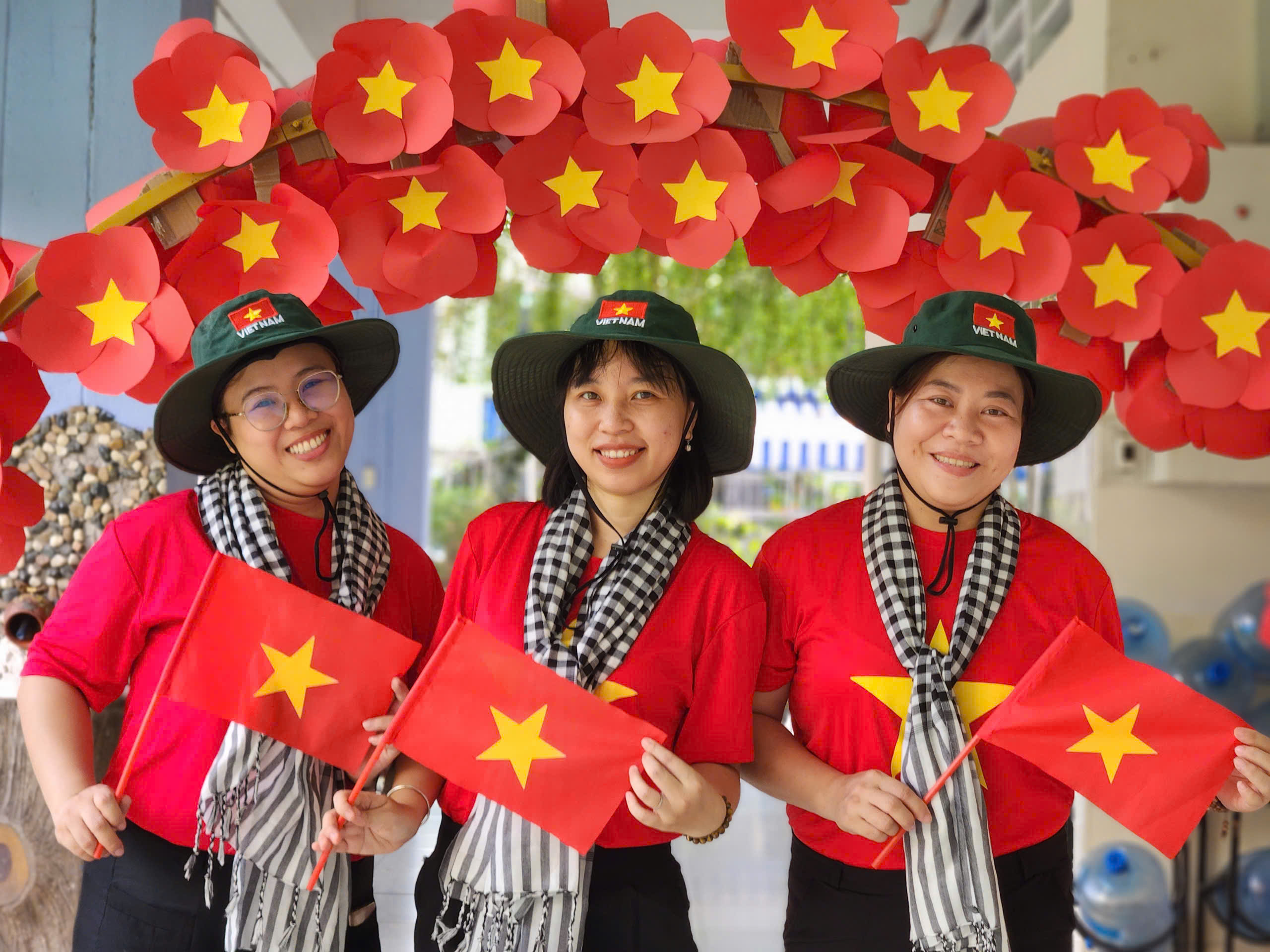 Rực rỡ cờ hoa mừng ng&agrave;y 30.4, kỷ niệm 51 năm đất nước thống nhất- Ảnh 10.