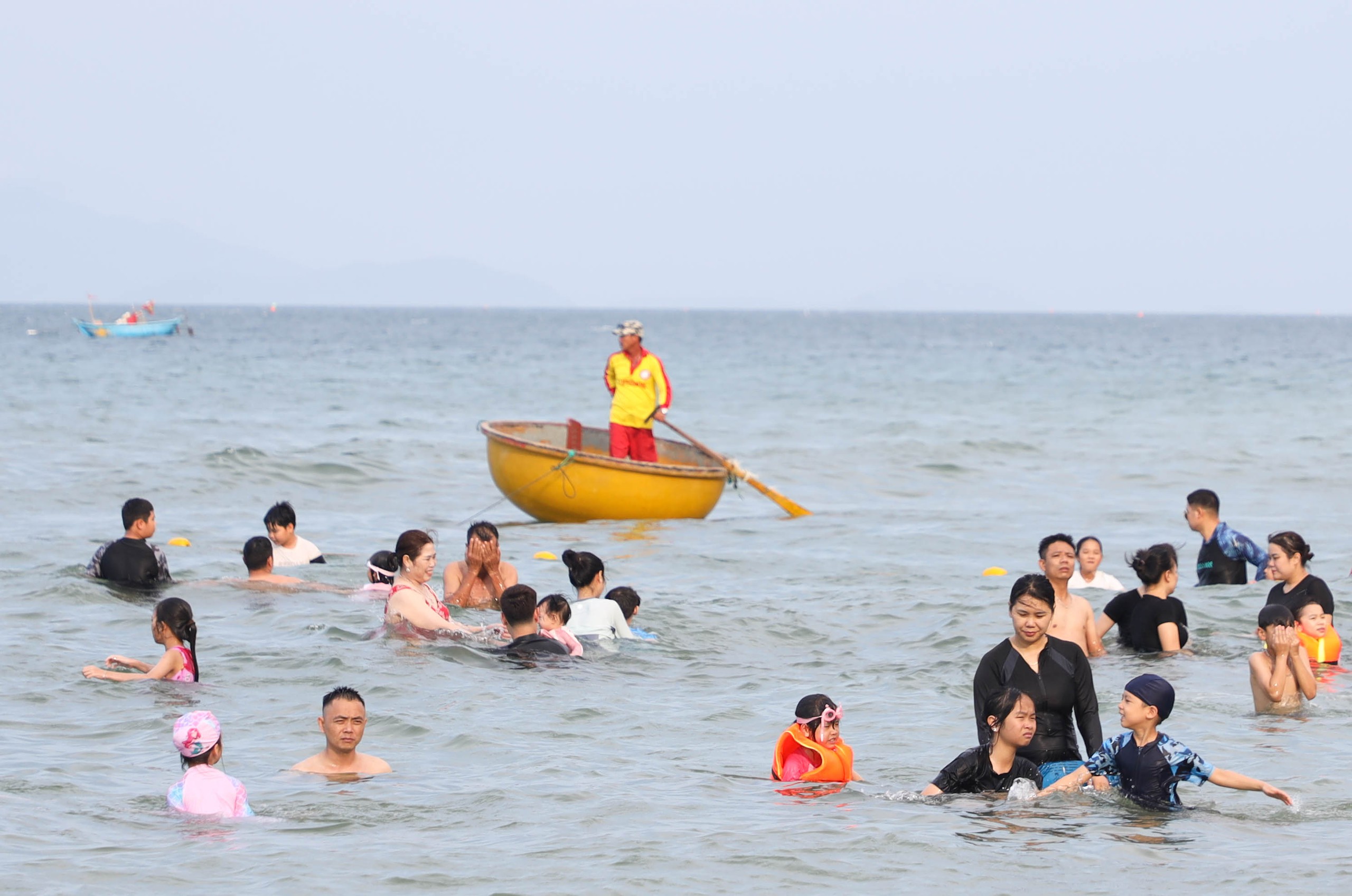 Biển Đ&agrave; Nẵng ken đặc người chiều 30.4, kh&ocirc;ng kh&iacute; nghỉ lễ s&ocirc;i động- Ảnh 8.