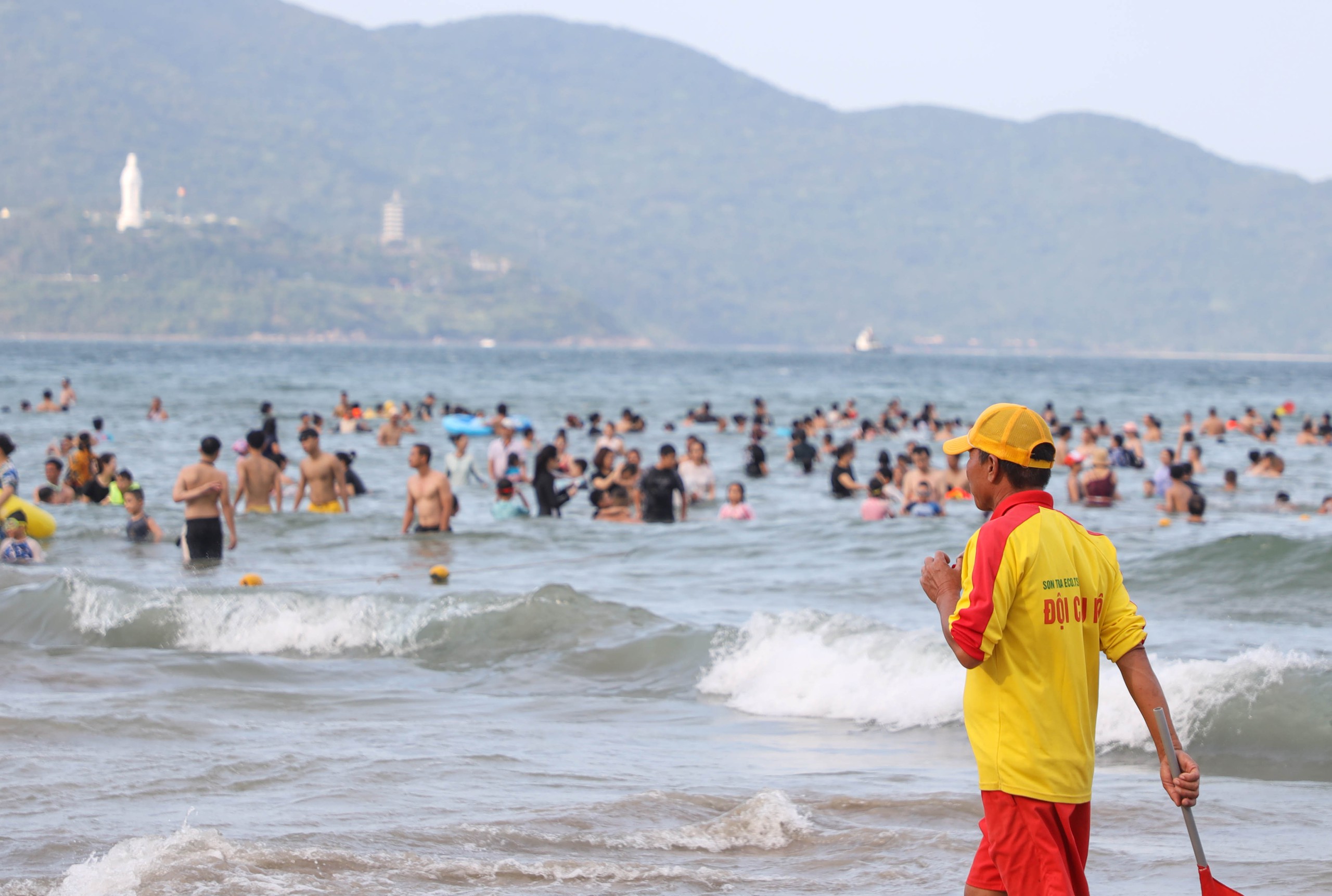 Biển Đ&agrave; Nẵng ken đặc người chiều 30.4, kh&ocirc;ng kh&iacute; nghỉ lễ s&ocirc;i động- Ảnh 7.