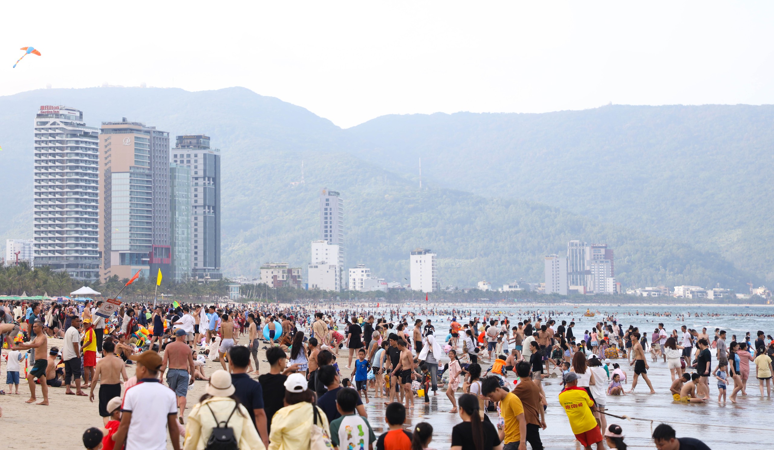 Biển Đ&agrave; Nẵng ken đặc người chiều 30.4, kh&ocirc;ng kh&iacute; nghỉ lễ s&ocirc;i động- Ảnh 11.
