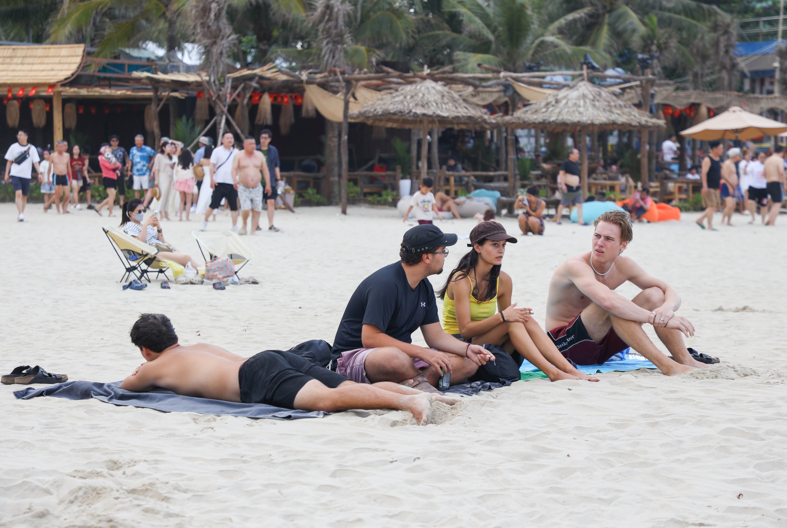 Biển Đ&agrave; Nẵng ken đặc người chiều 30.4, kh&ocirc;ng kh&iacute; nghỉ lễ s&ocirc;i động- Ảnh 12.