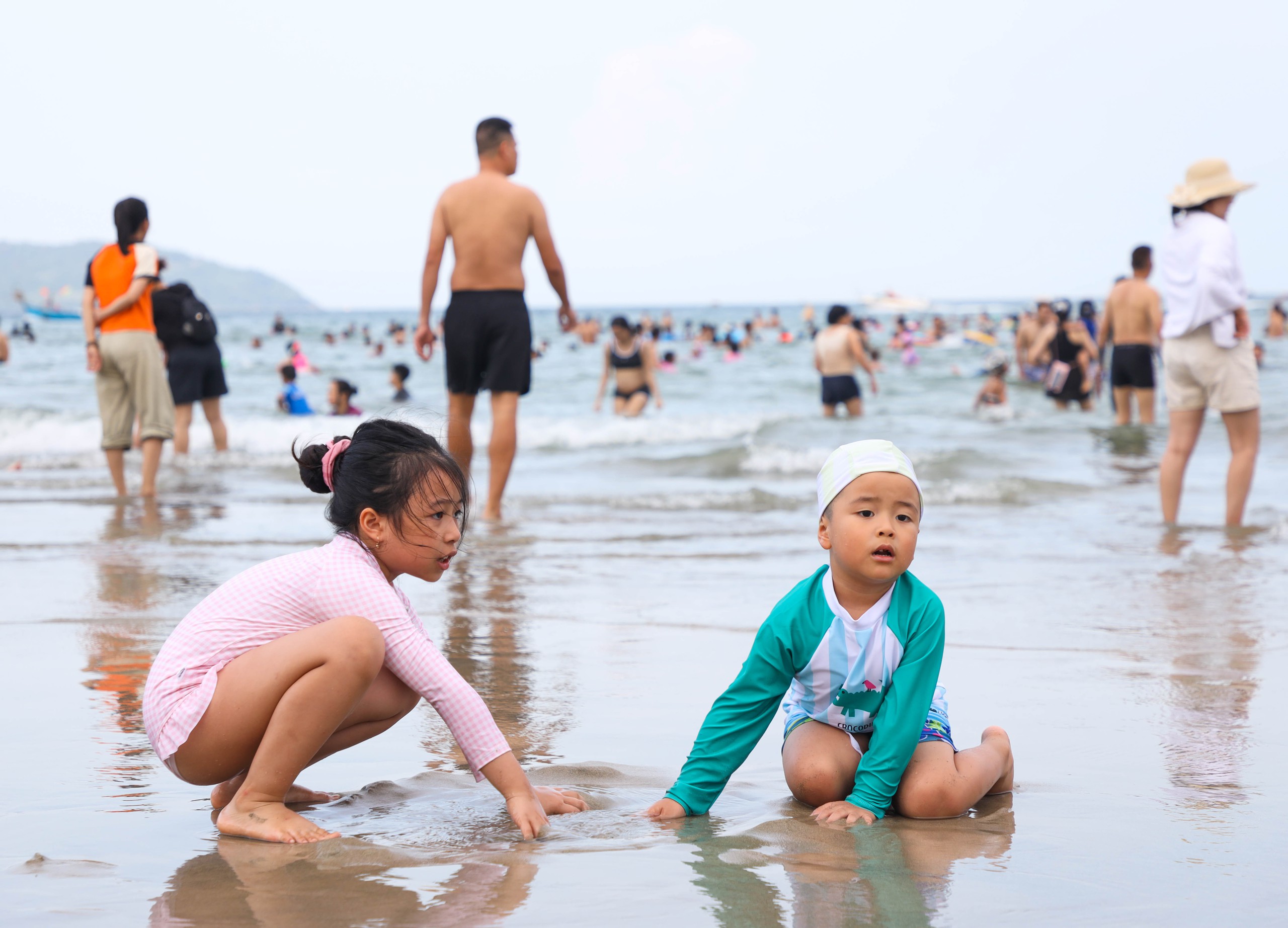 Biển Đ&agrave; Nẵng ken đặc người chiều 30.4, kh&ocirc;ng kh&iacute; nghỉ lễ s&ocirc;i động- Ảnh 5.