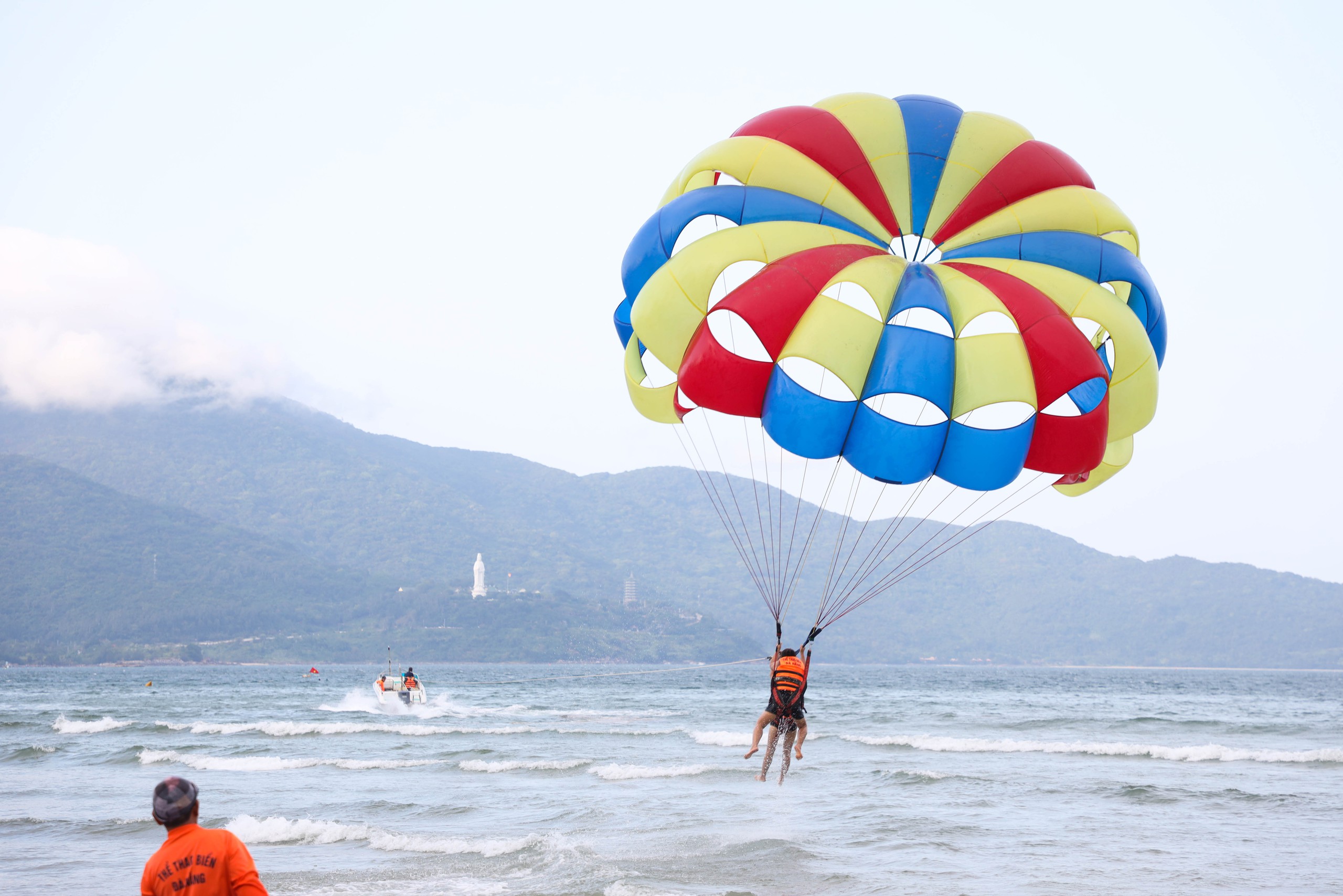 Biển Đ&agrave; Nẵng ken đặc người chiều 30.4, kh&ocirc;ng kh&iacute; nghỉ lễ s&ocirc;i động- Ảnh 10.