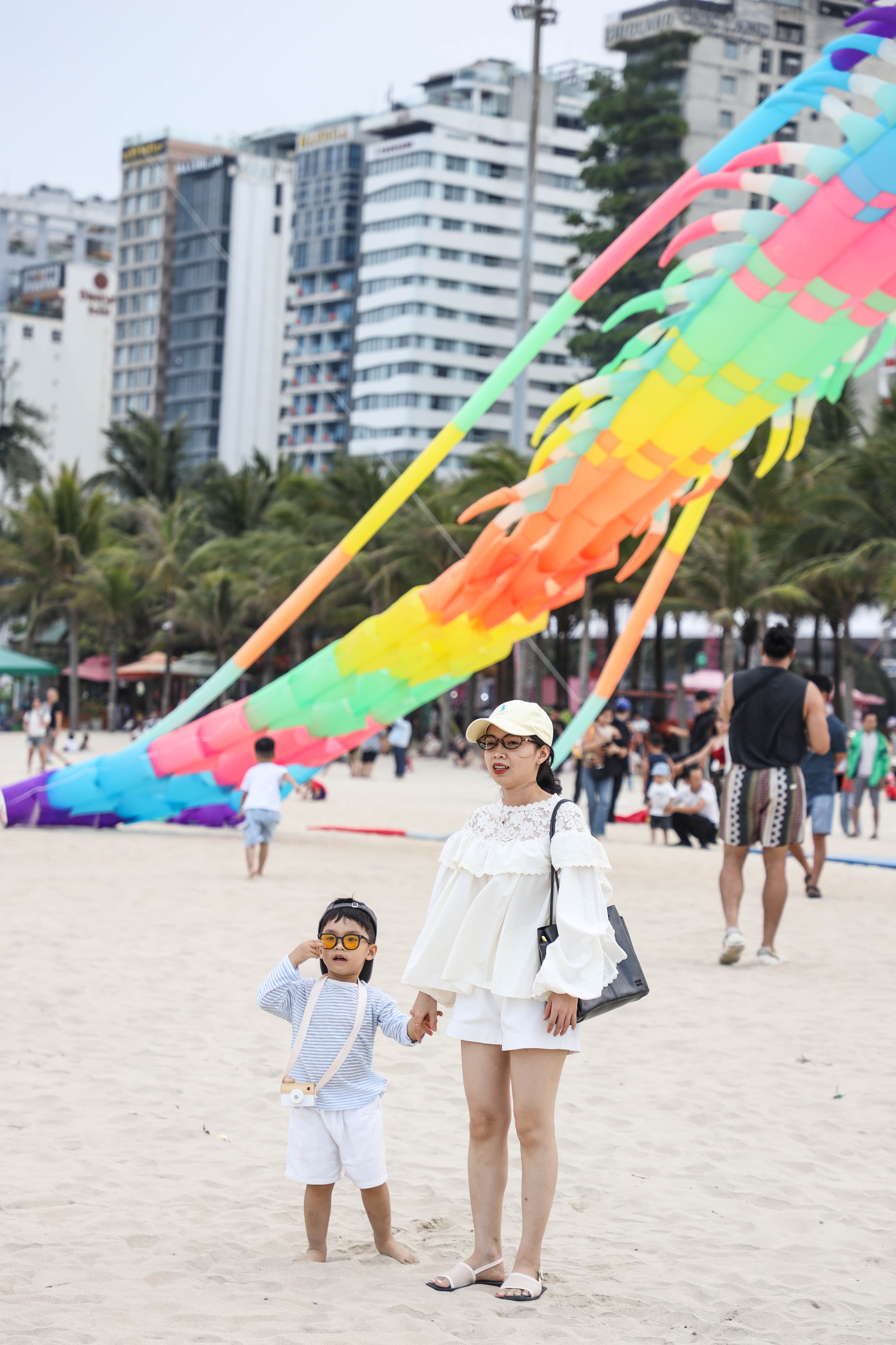 Biển Đ&agrave; Nẵng ken đặc người chiều 30.4, kh&ocirc;ng kh&iacute; nghỉ lễ s&ocirc;i động- Ảnh 6.