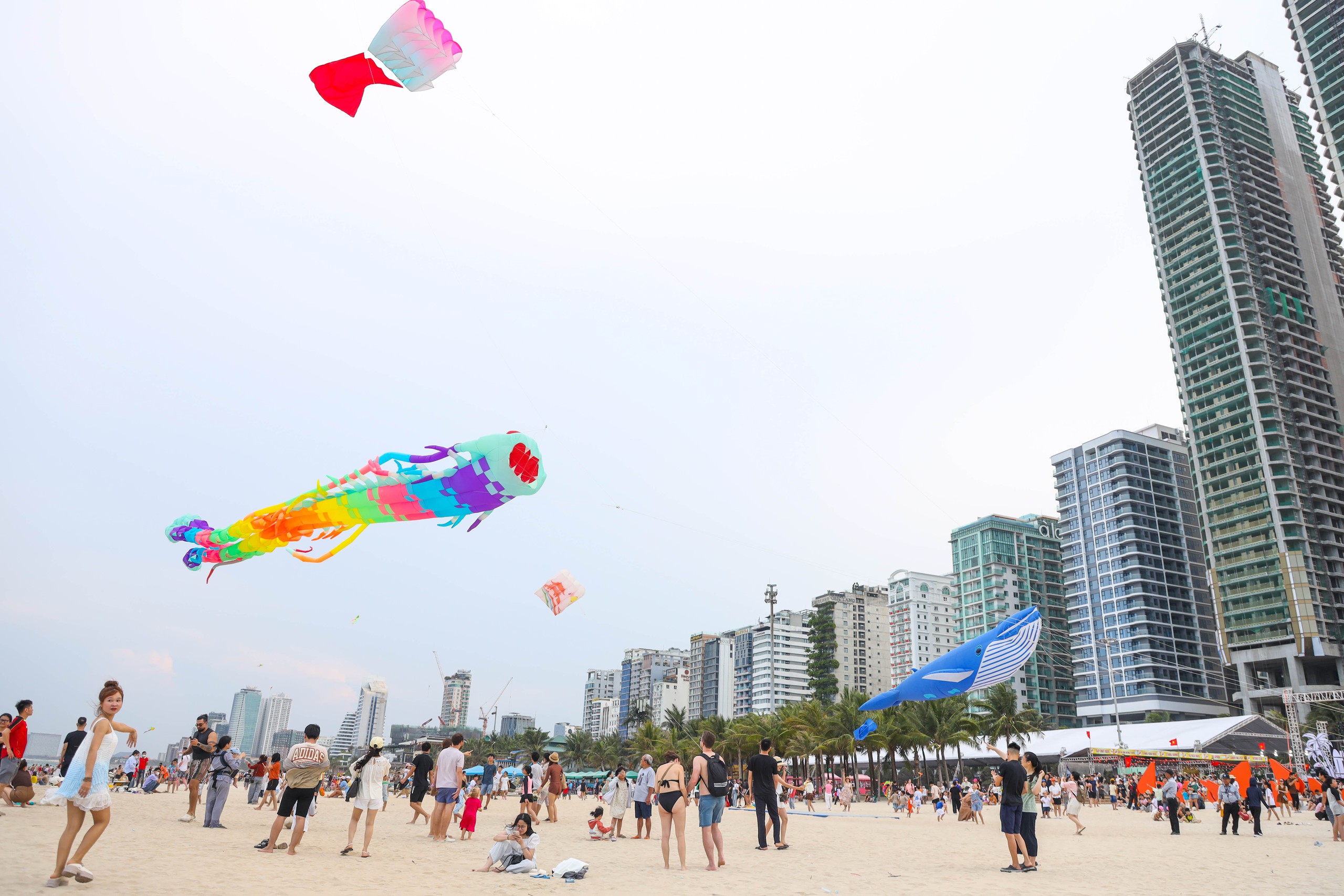 Biển Đ&agrave; Nẵng ken đặc người chiều 30.4, kh&ocirc;ng kh&iacute; nghỉ lễ s&ocirc;i động- Ảnh 2.