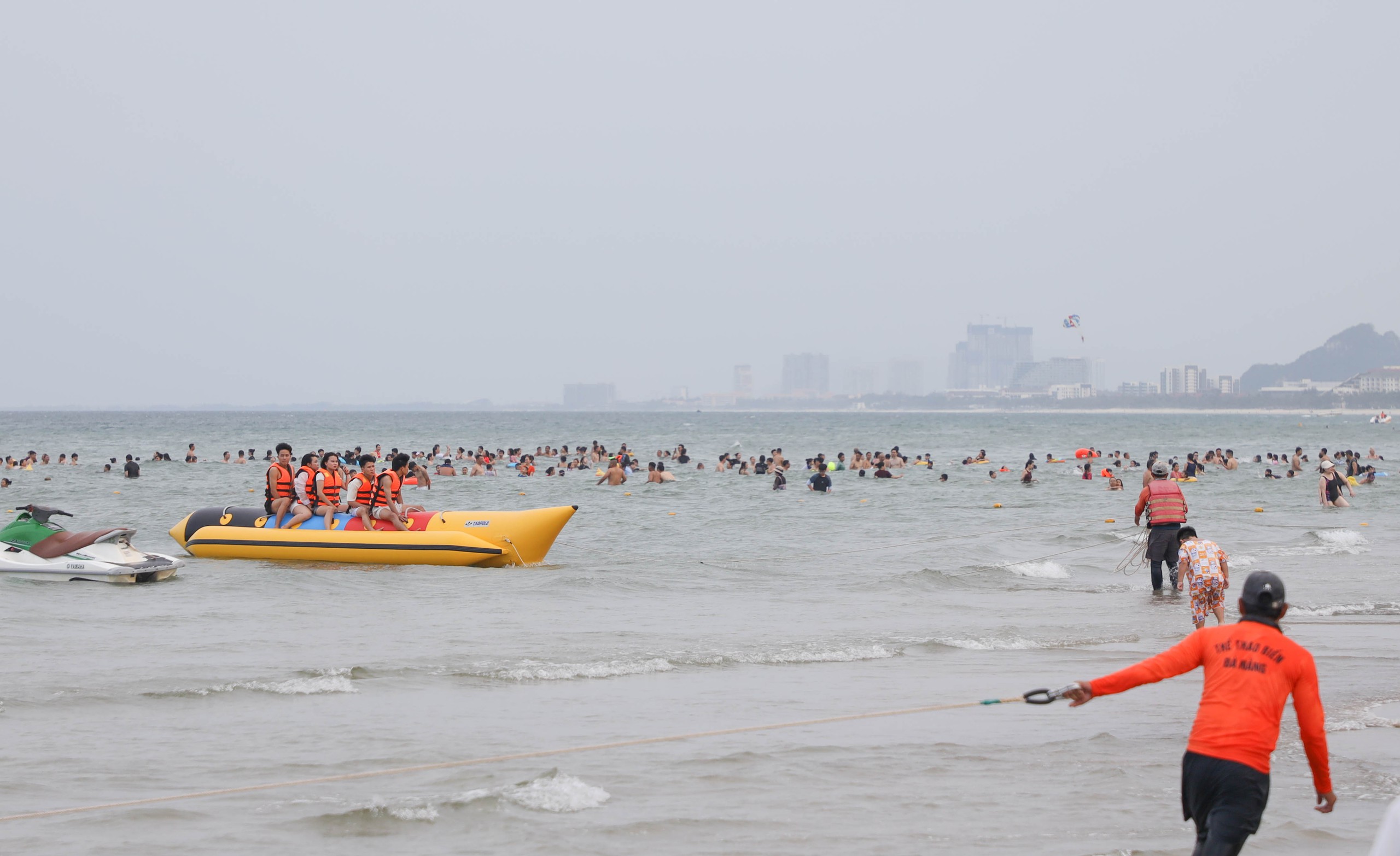 Biển Đ&agrave; Nẵng ken đặc người chiều 30.4, kh&ocirc;ng kh&iacute; nghỉ lễ s&ocirc;i động- Ảnh 9.